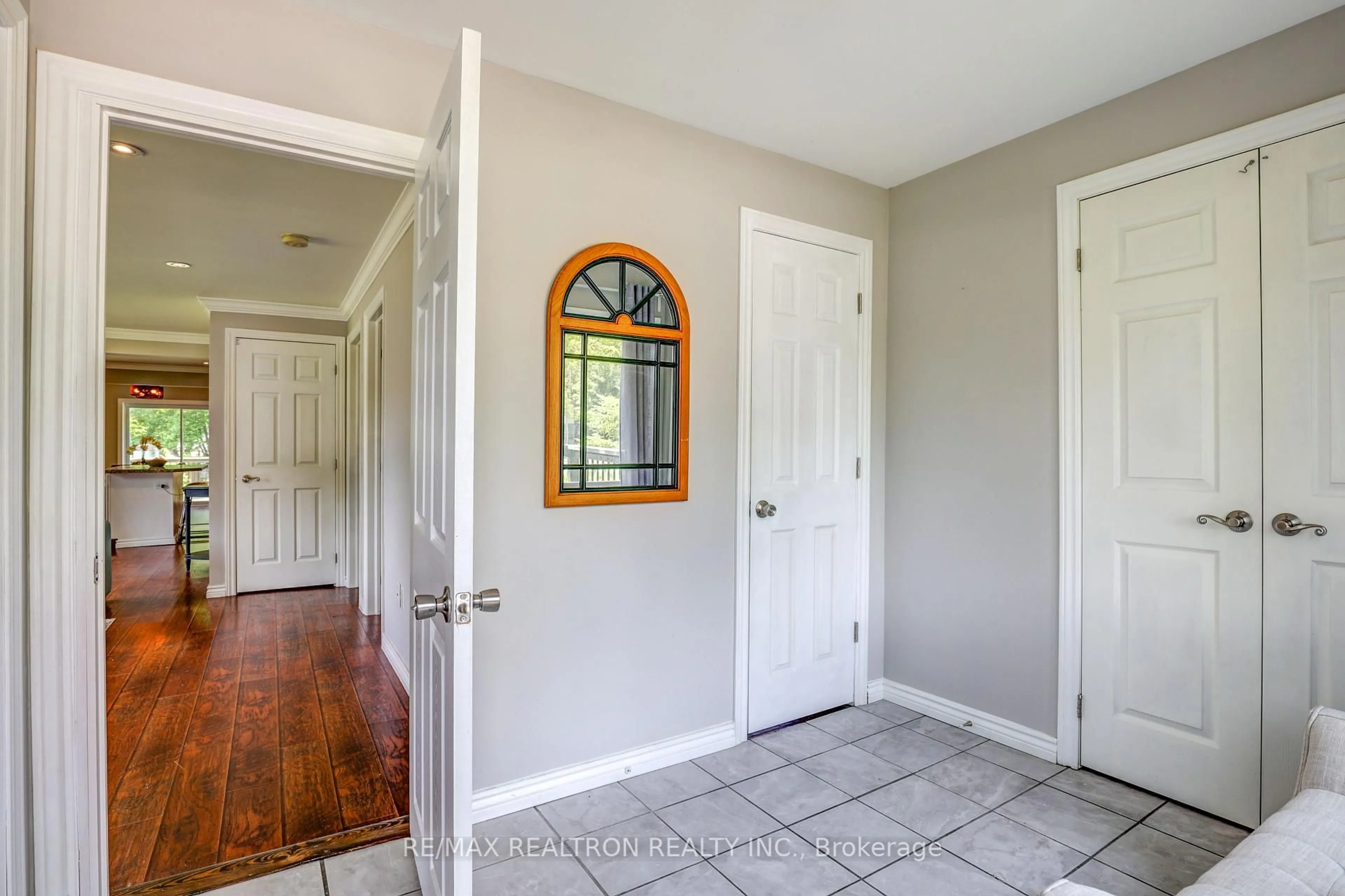Indoor entryway for 230 Royal Rd, Georgina Ontario L4P 2T7