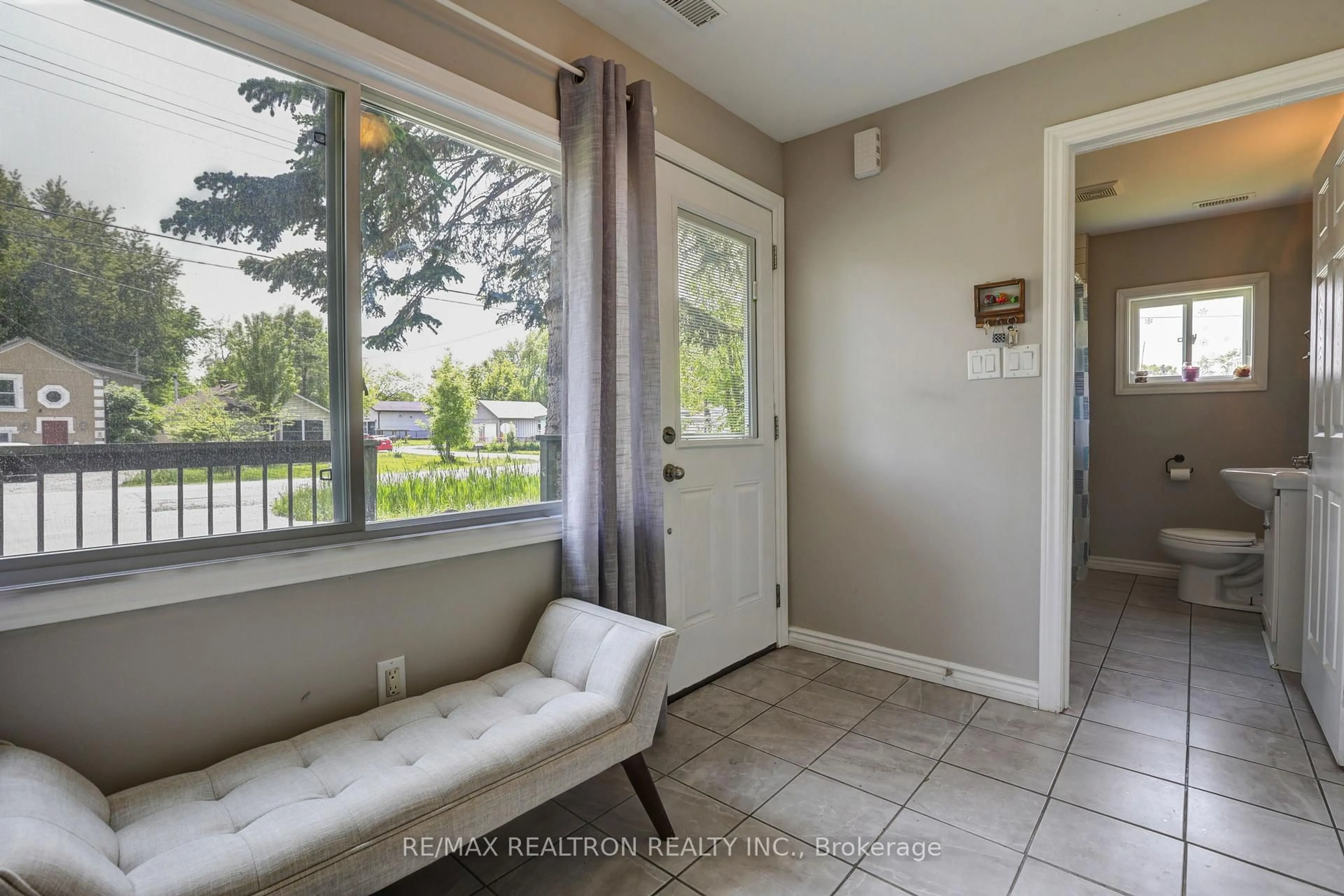 Indoor entryway for 230 Royal Rd, Georgina Ontario L4P 2T7