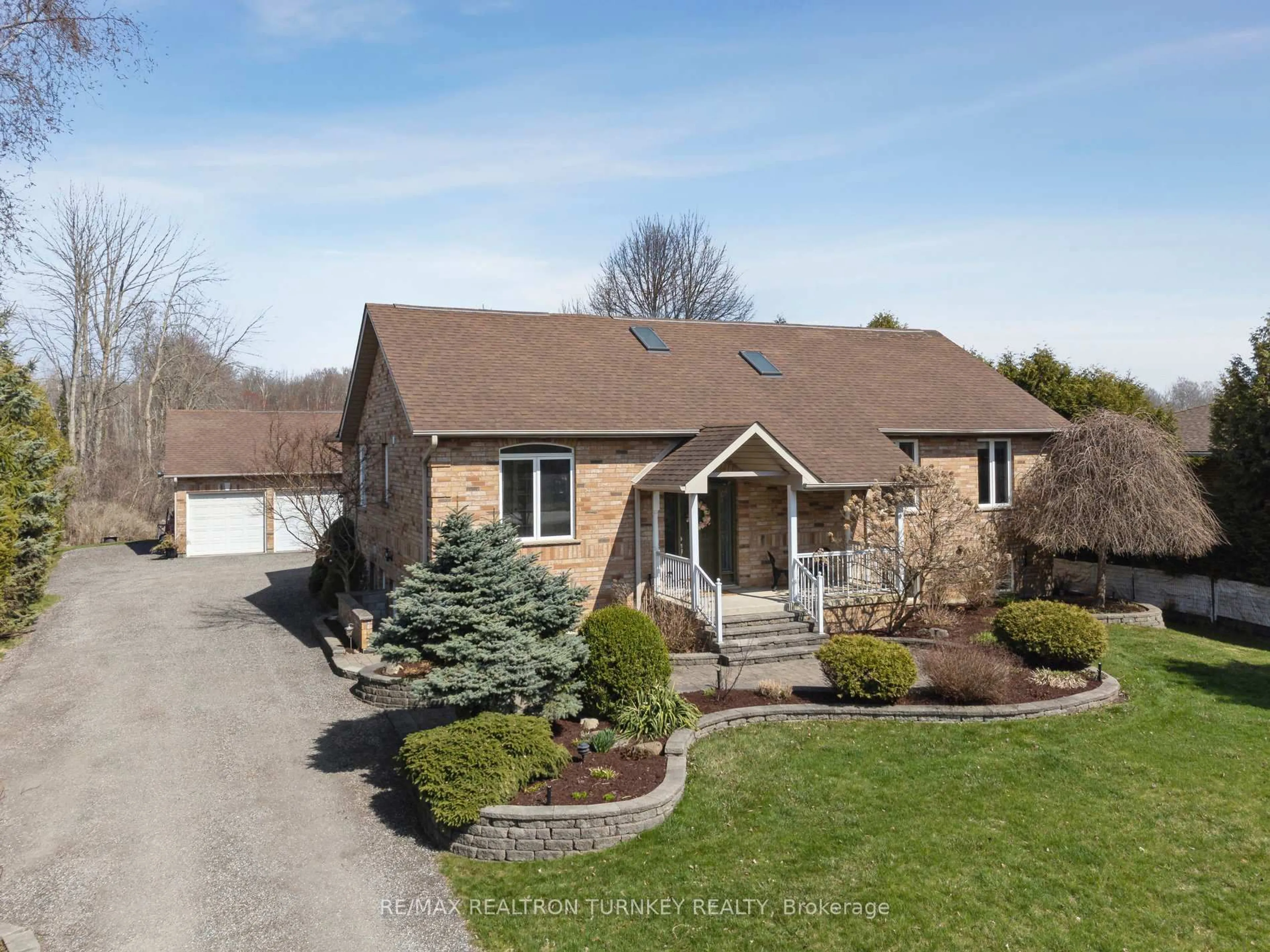 A pic from outside/outdoor area/front of a property/back of a property/a pic from drone, street for 20173 Bathurst St, East Gwillimbury Ontario L9N 1N3