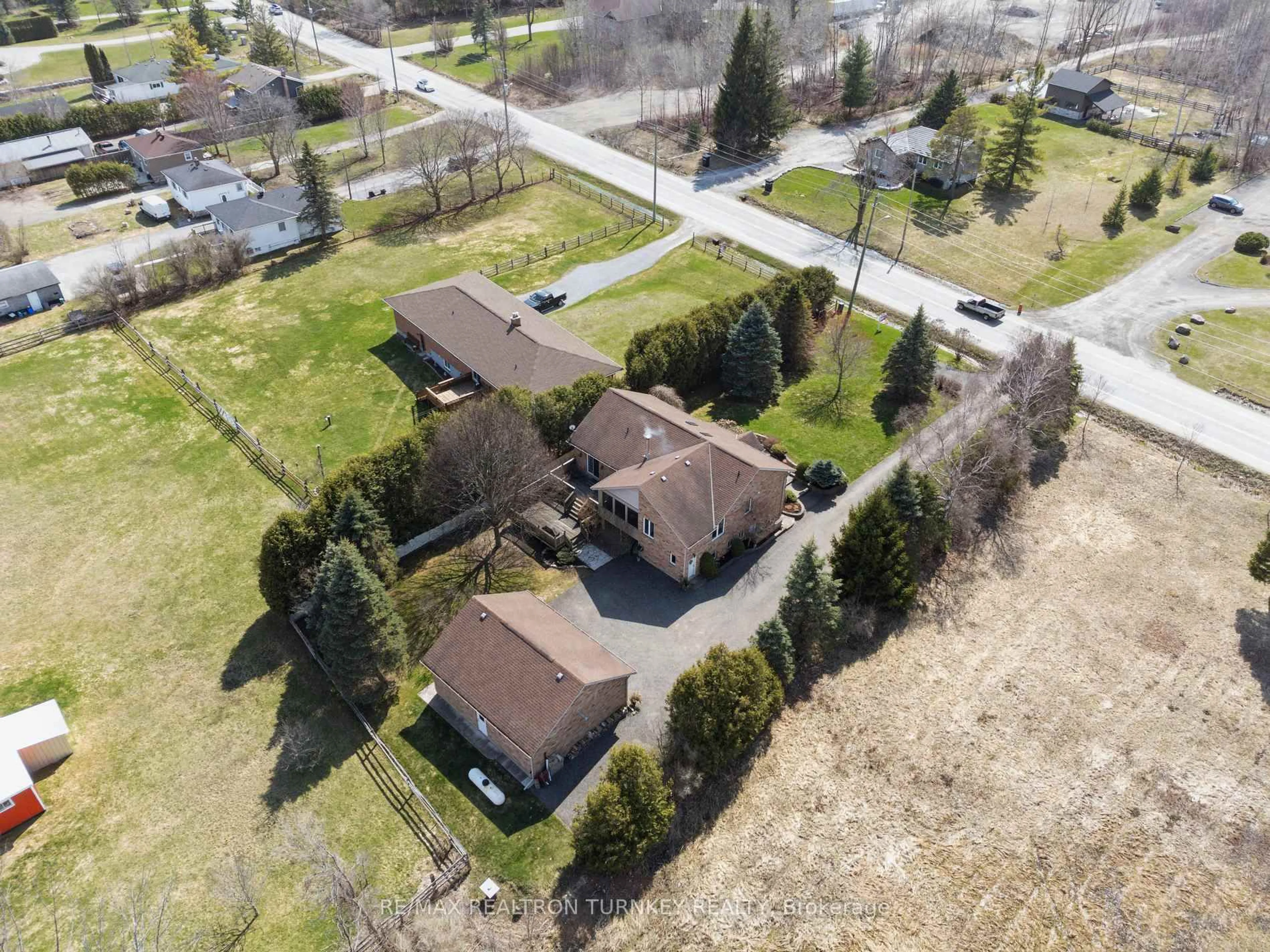 A pic from outside/outdoor area/front of a property/back of a property/a pic from drone, street for 20173 Bathurst St, East Gwillimbury Ontario L9N 1N3