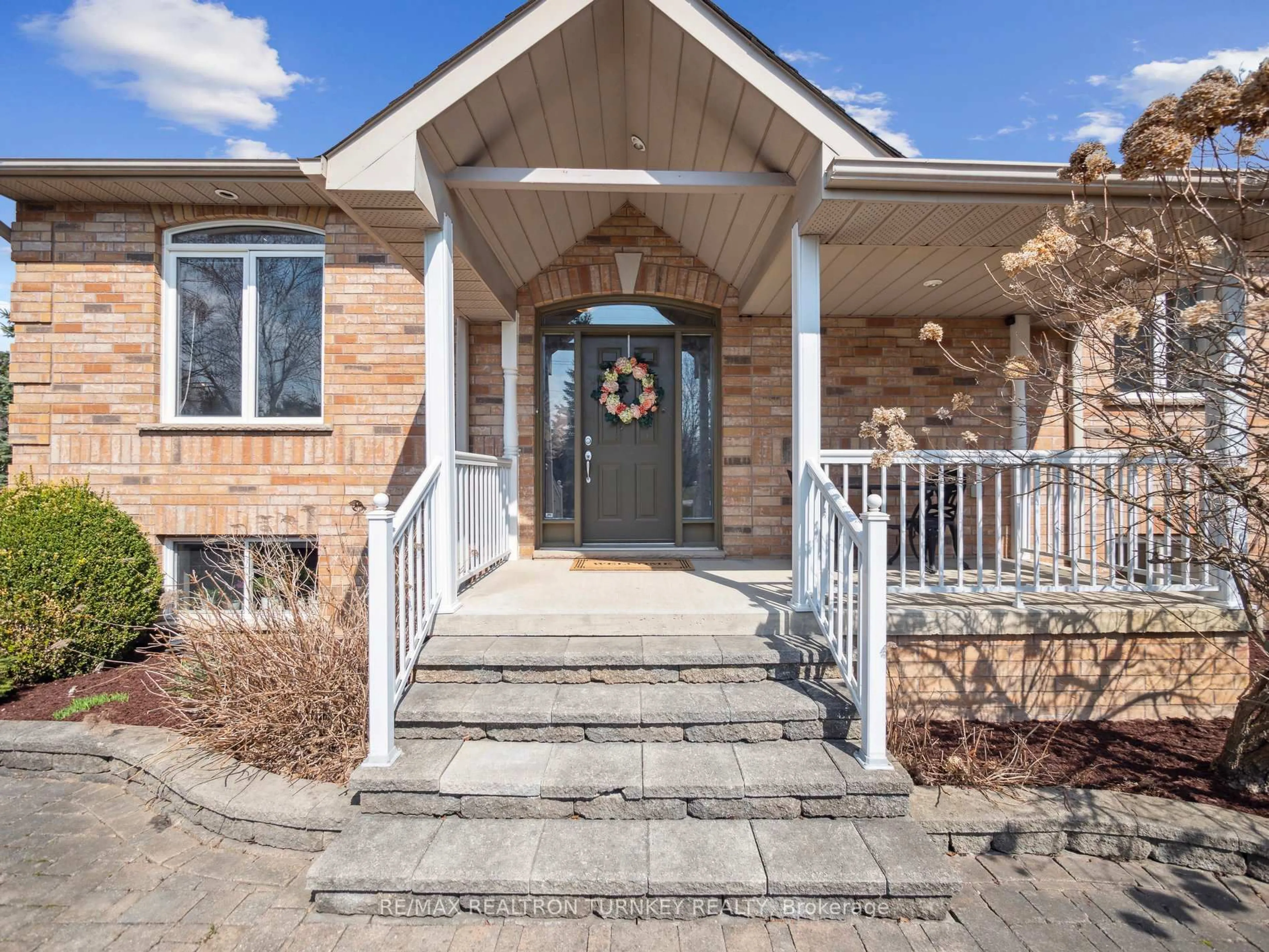Indoor entryway for 20173 Bathurst St, East Gwillimbury Ontario L9N 1N3
