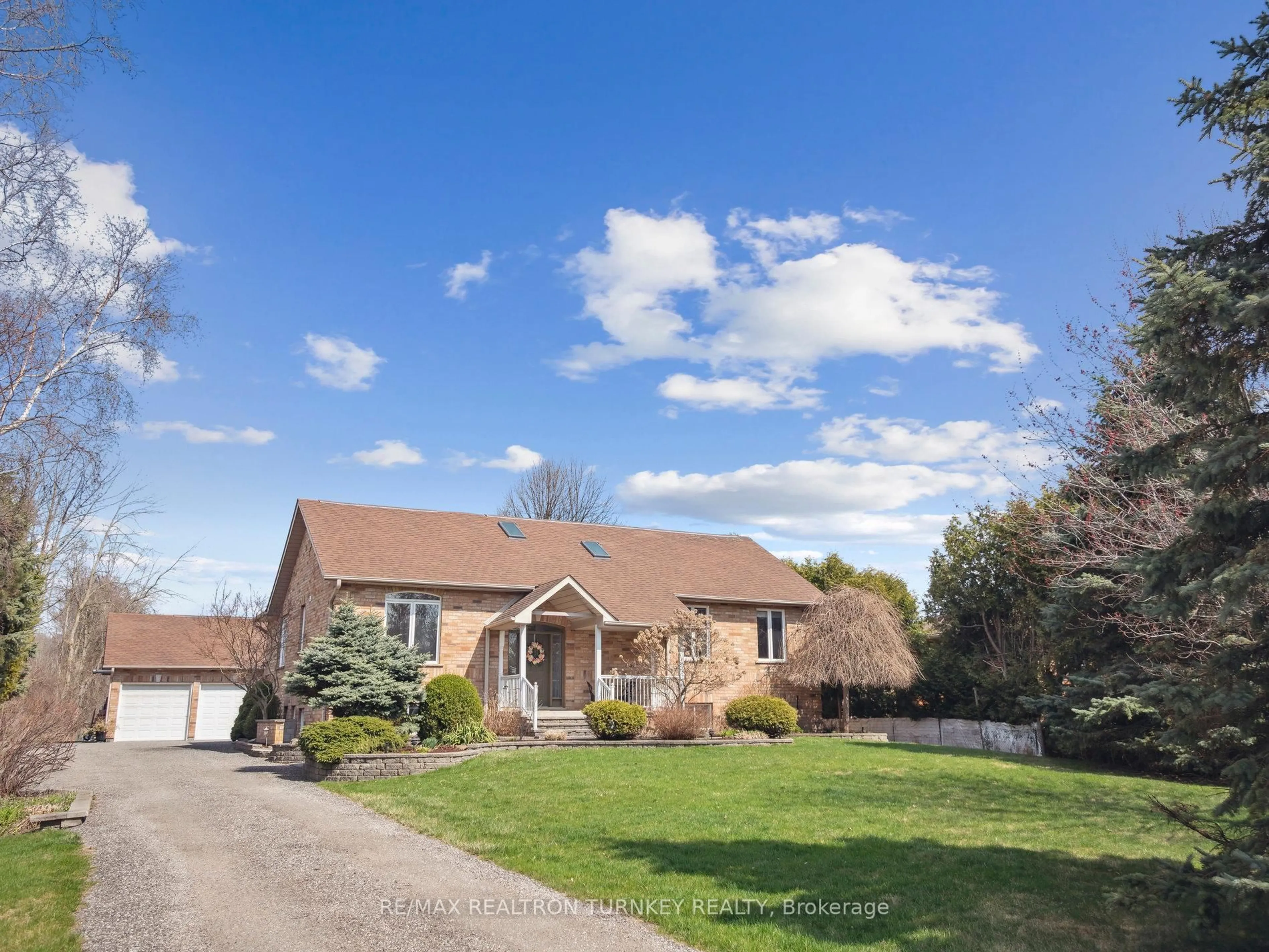 A pic from outside/outdoor area/front of a property/back of a property/a pic from drone, street for 20173 Bathurst St, East Gwillimbury Ontario L9N 1N3