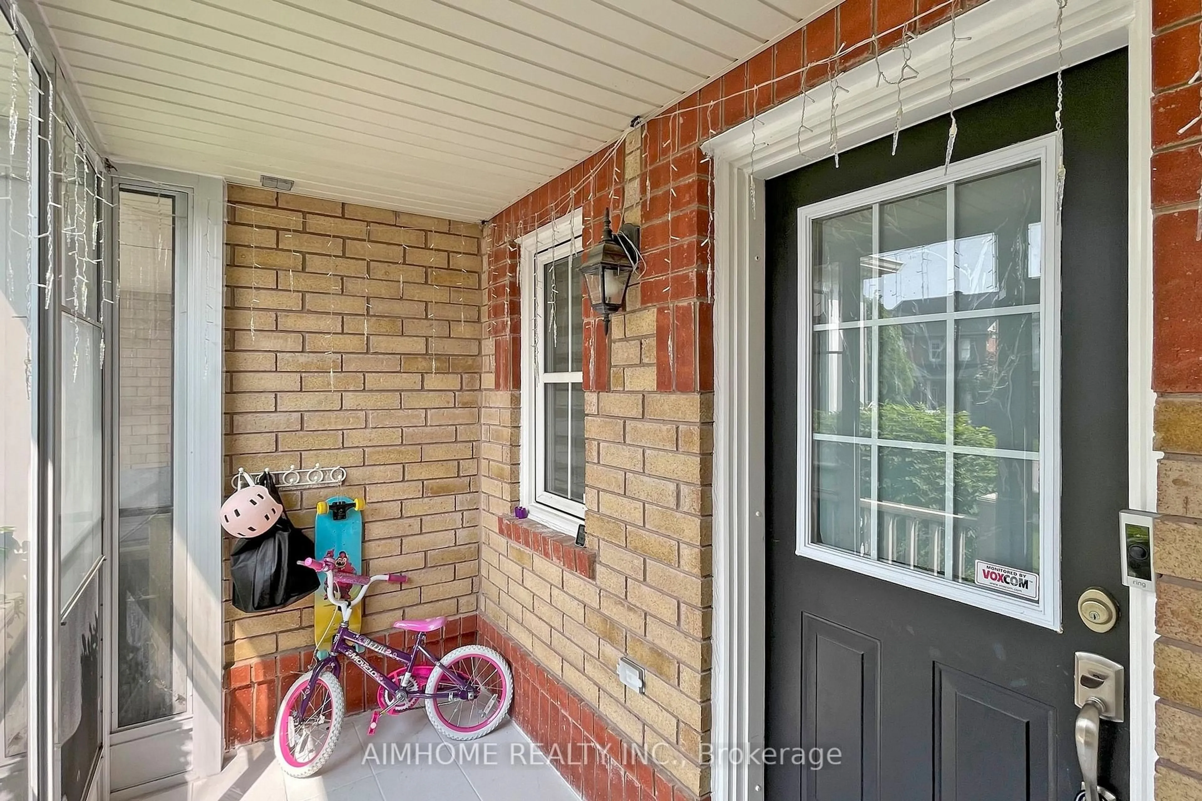 Indoor entryway for 17 Jamesway Cres, Whitchurch-Stouffville Ontario L4A 0A3