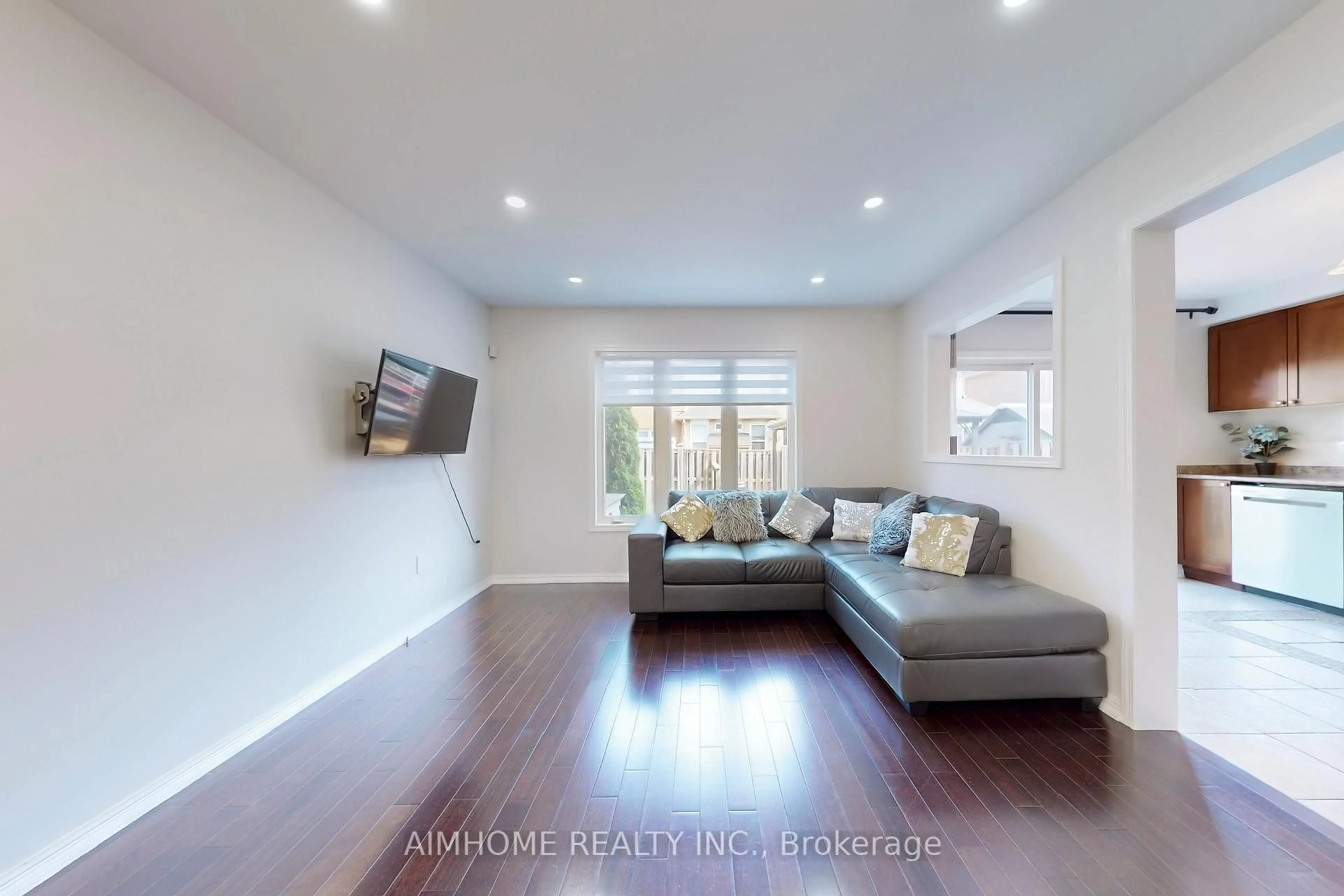 Living room with furniture, unknown for 17 Jamesway Cres, Whitchurch-Stouffville Ontario L4A 0A3