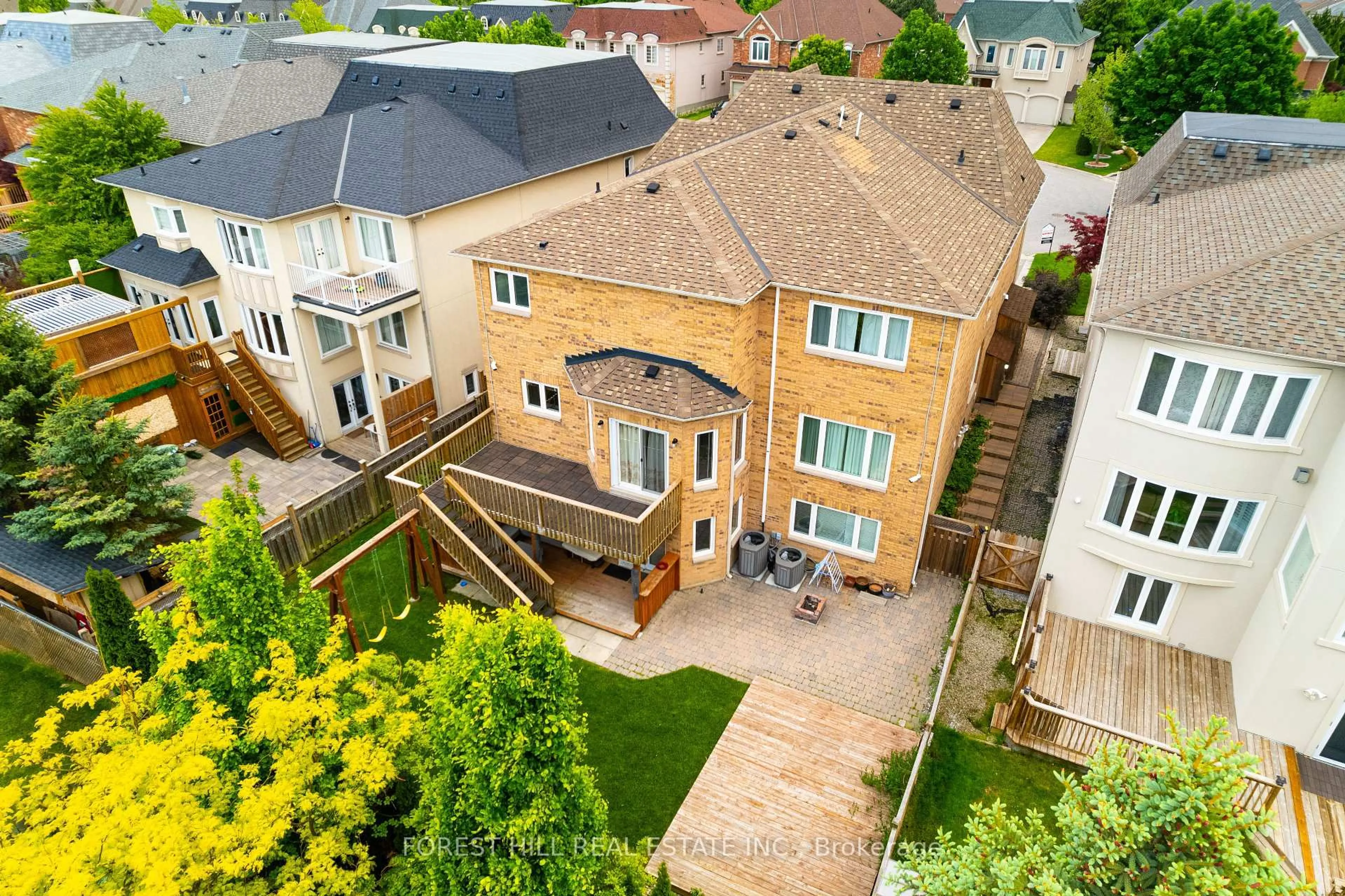 A pic from outside/outdoor area/front of a property/back of a property/a pic from drone, street for 27 Ormsby Crt, Richmond Hill Ontario L4B 4P8