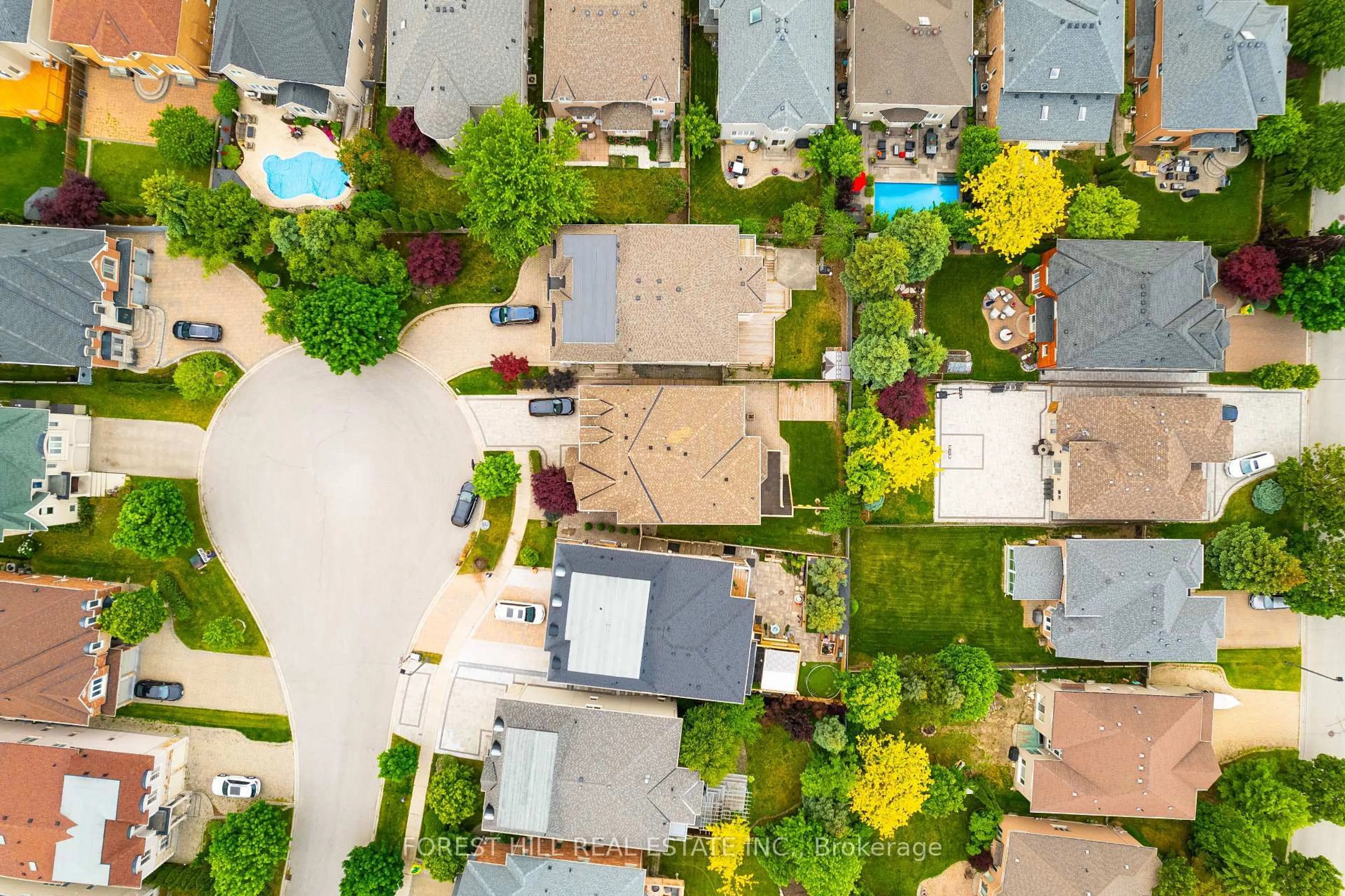 A pic from outside/outdoor area/front of a property/back of a property/a pic from drone, street for 27 Ormsby Crt, Richmond Hill Ontario L4B 4P8