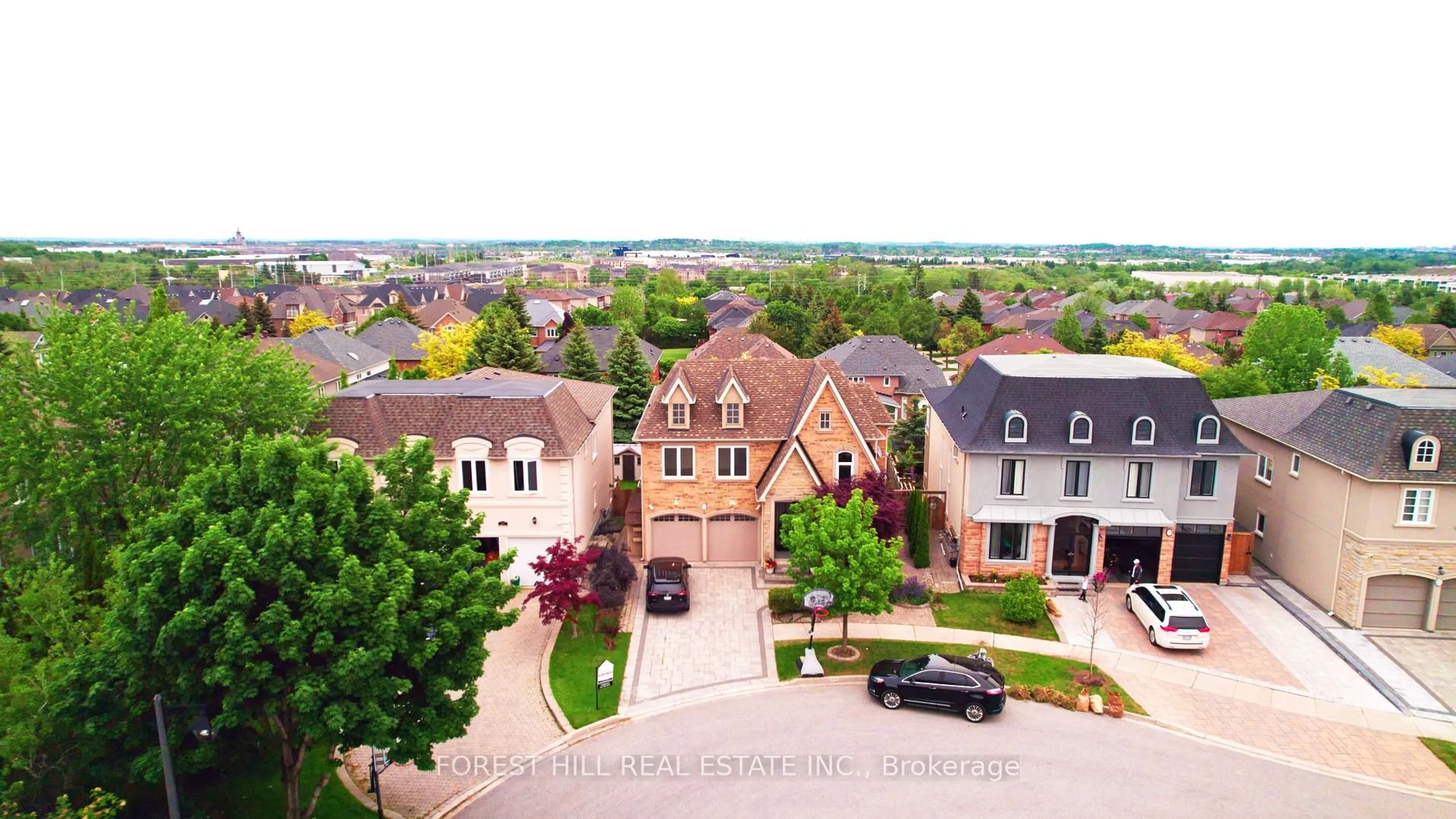 A pic from outside/outdoor area/front of a property/back of a property/a pic from drone, street for 27 Ormsby Crt, Richmond Hill Ontario L4B 4P8