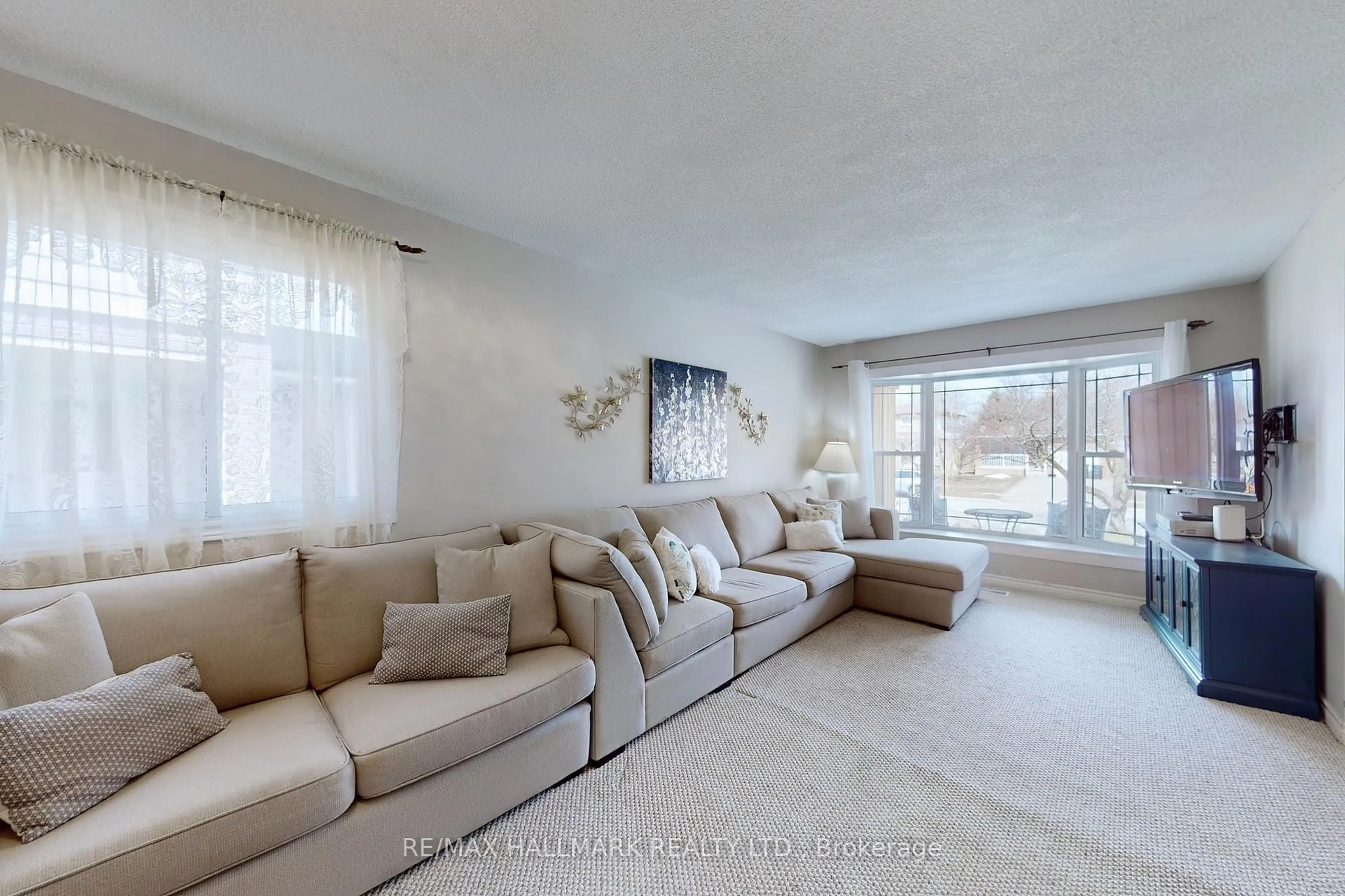Living room with furniture, unknown for 111 Kerr Blvd, New Tecumseth Ontario L9R 1C6