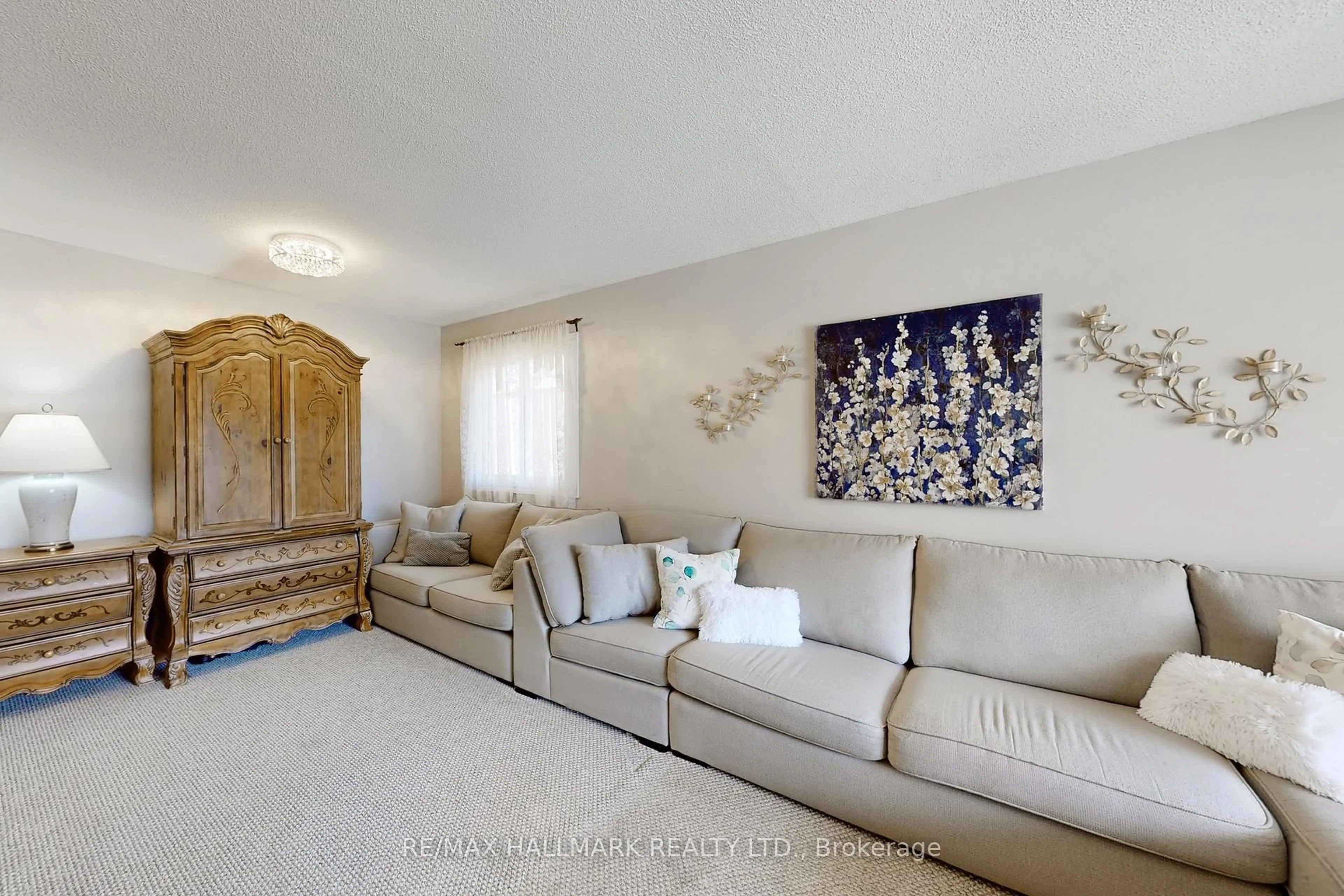 Living room with furniture, unknown for 111 Kerr Blvd, New Tecumseth Ontario L9R 1C6