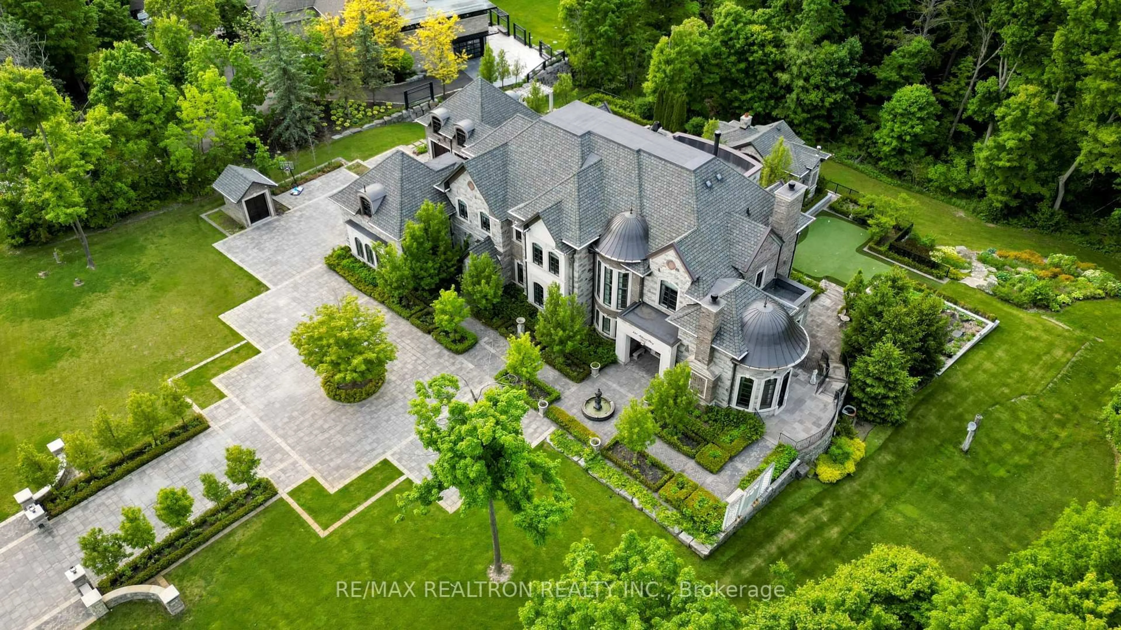 A pic from outside/outdoor area/front of a property/back of a property/a pic from drone, unknown for 301 Millwood Pkwy, Vaughan Ontario L4L 1A6