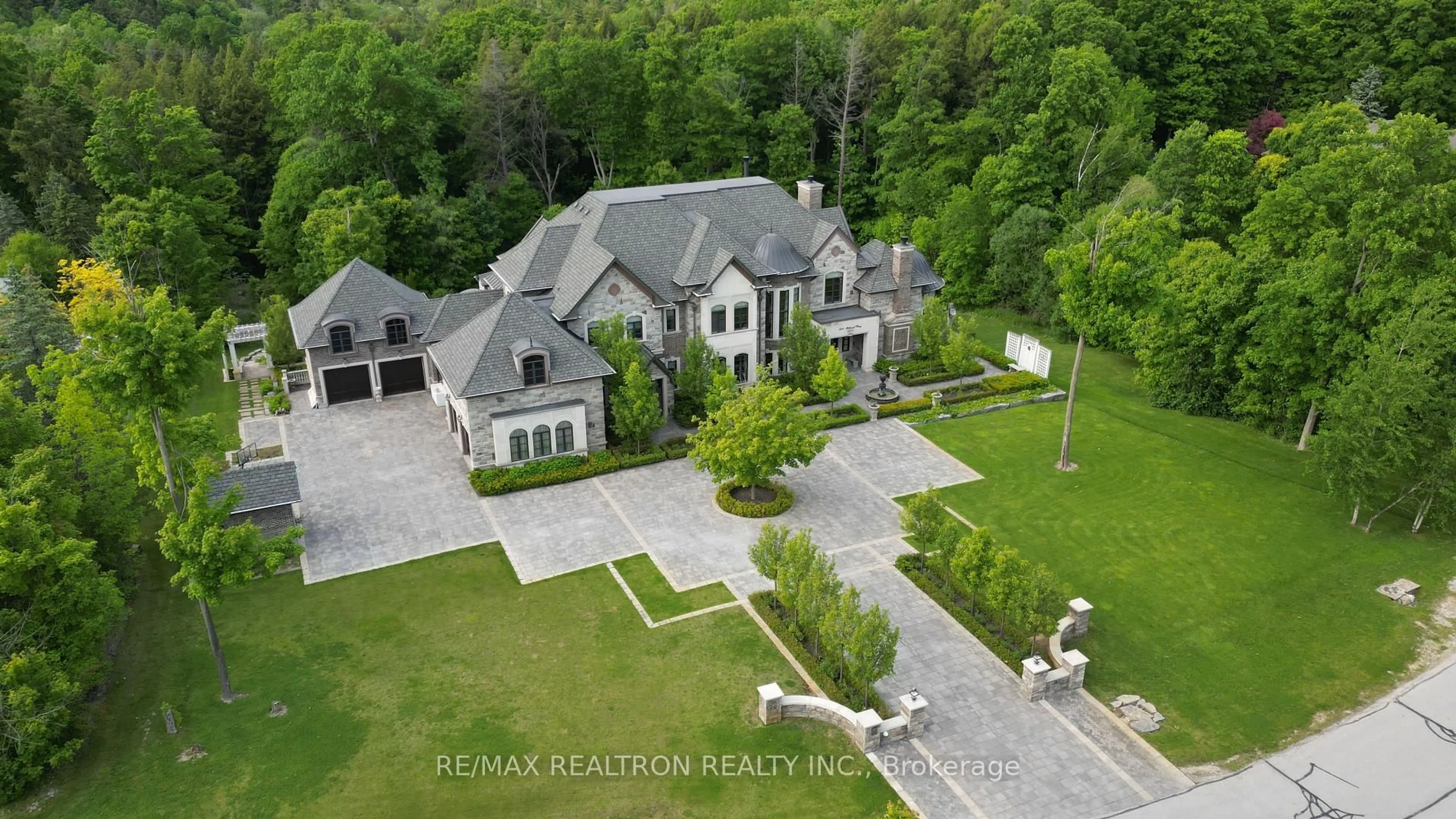 A pic from outside/outdoor area/front of a property/back of a property/a pic from drone, street for 301 Millwood Pkwy, Vaughan Ontario L4L 1A6