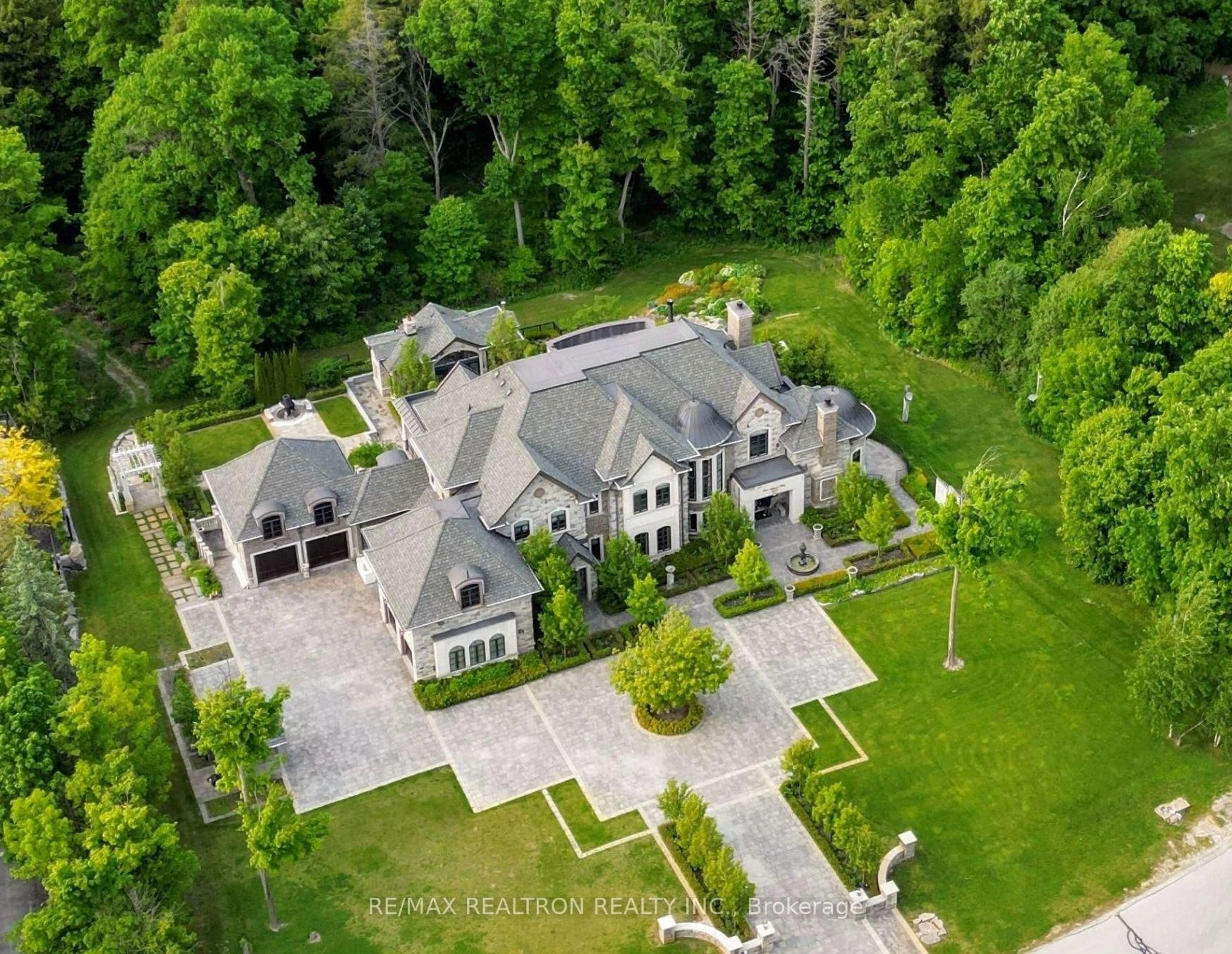 A pic from outside/outdoor area/front of a property/back of a property/a pic from drone, street for 301 Millwood Pkwy, Vaughan Ontario L4L 1A6