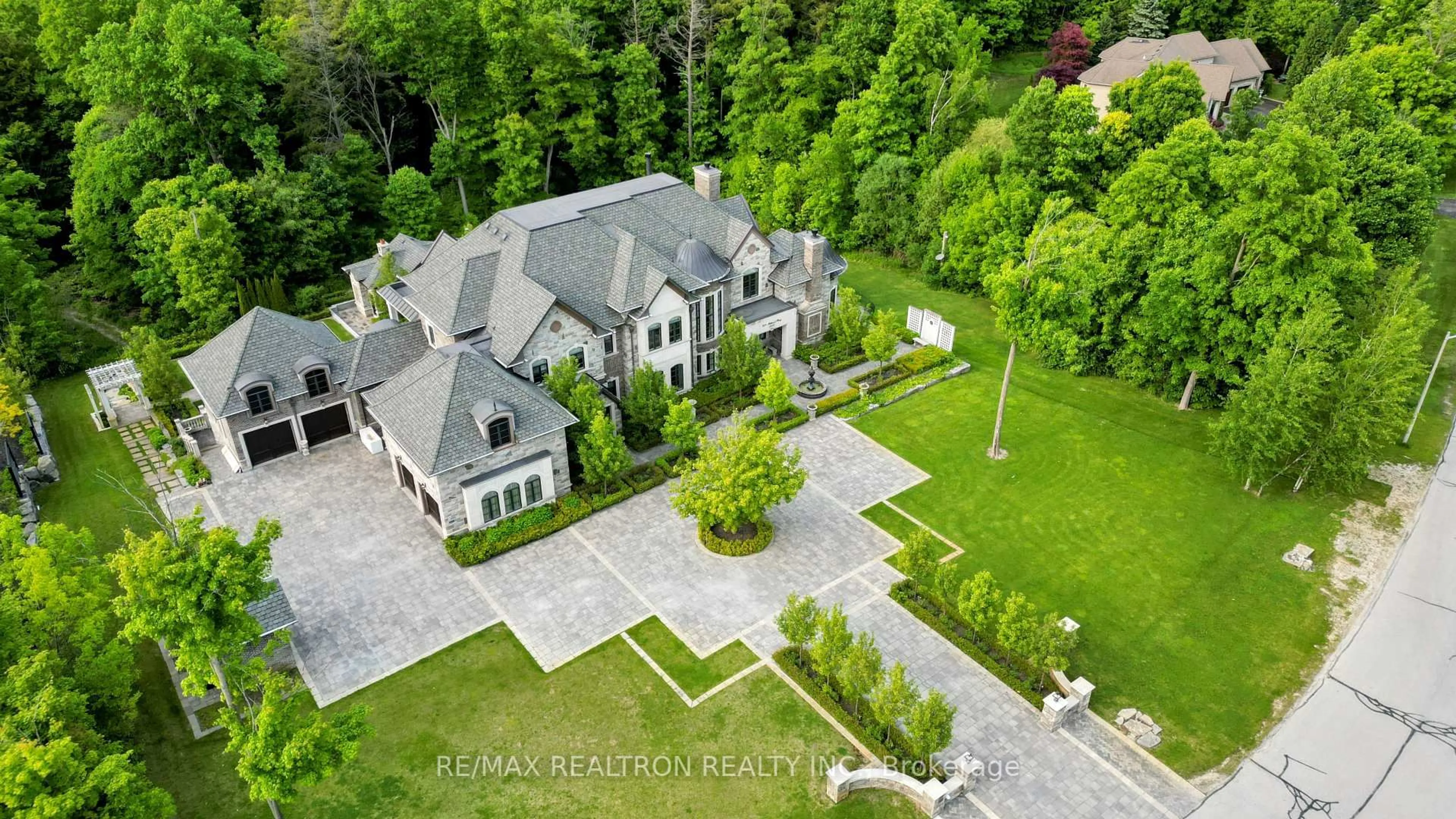 A pic from outside/outdoor area/front of a property/back of a property/a pic from drone, street for 301 Millwood Pkwy, Vaughan Ontario L4L 1A6