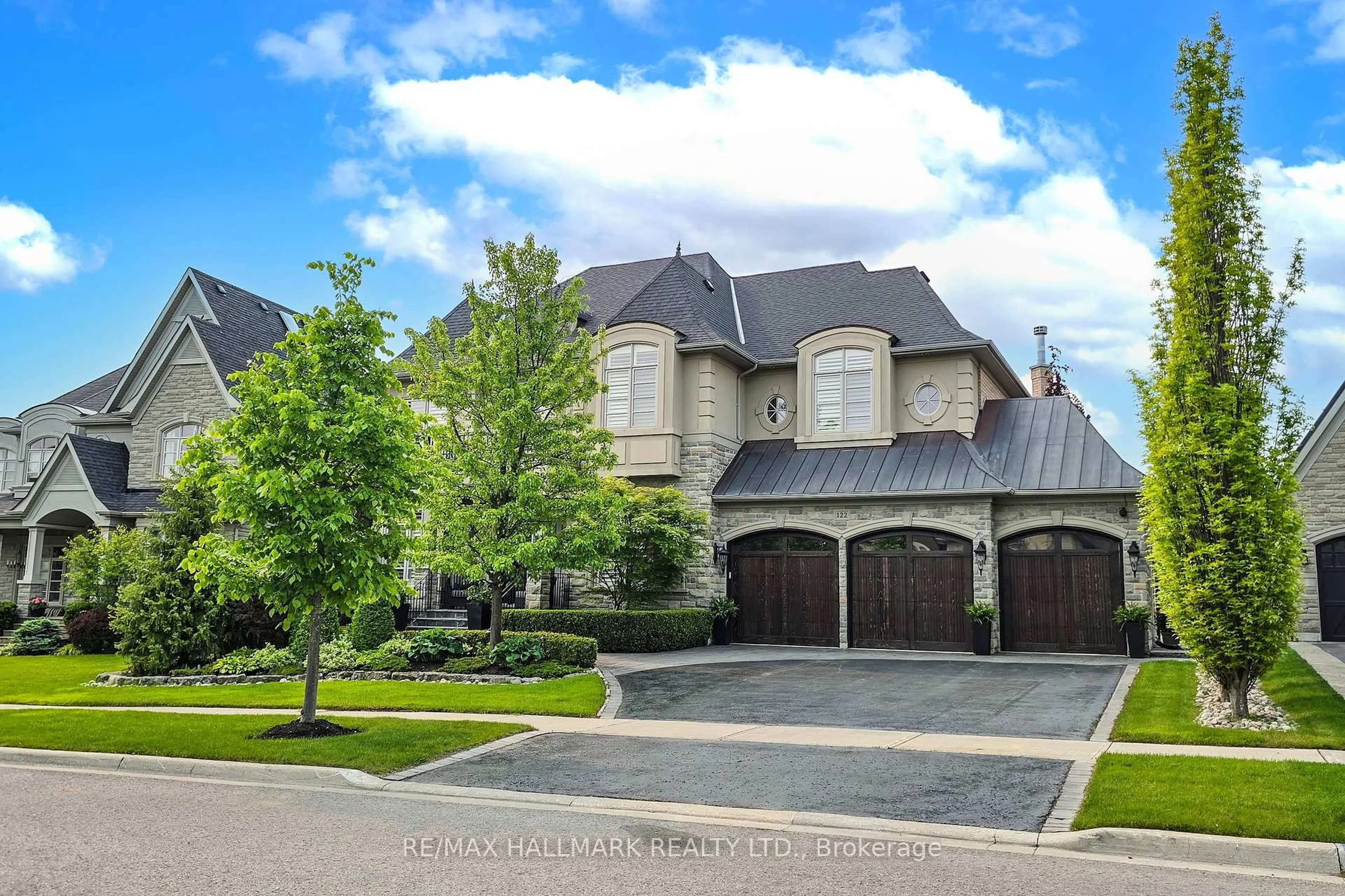 Home with brick exterior material, street for 122 Carisbrooke Circ, Aurora Ontario L4G 0K4