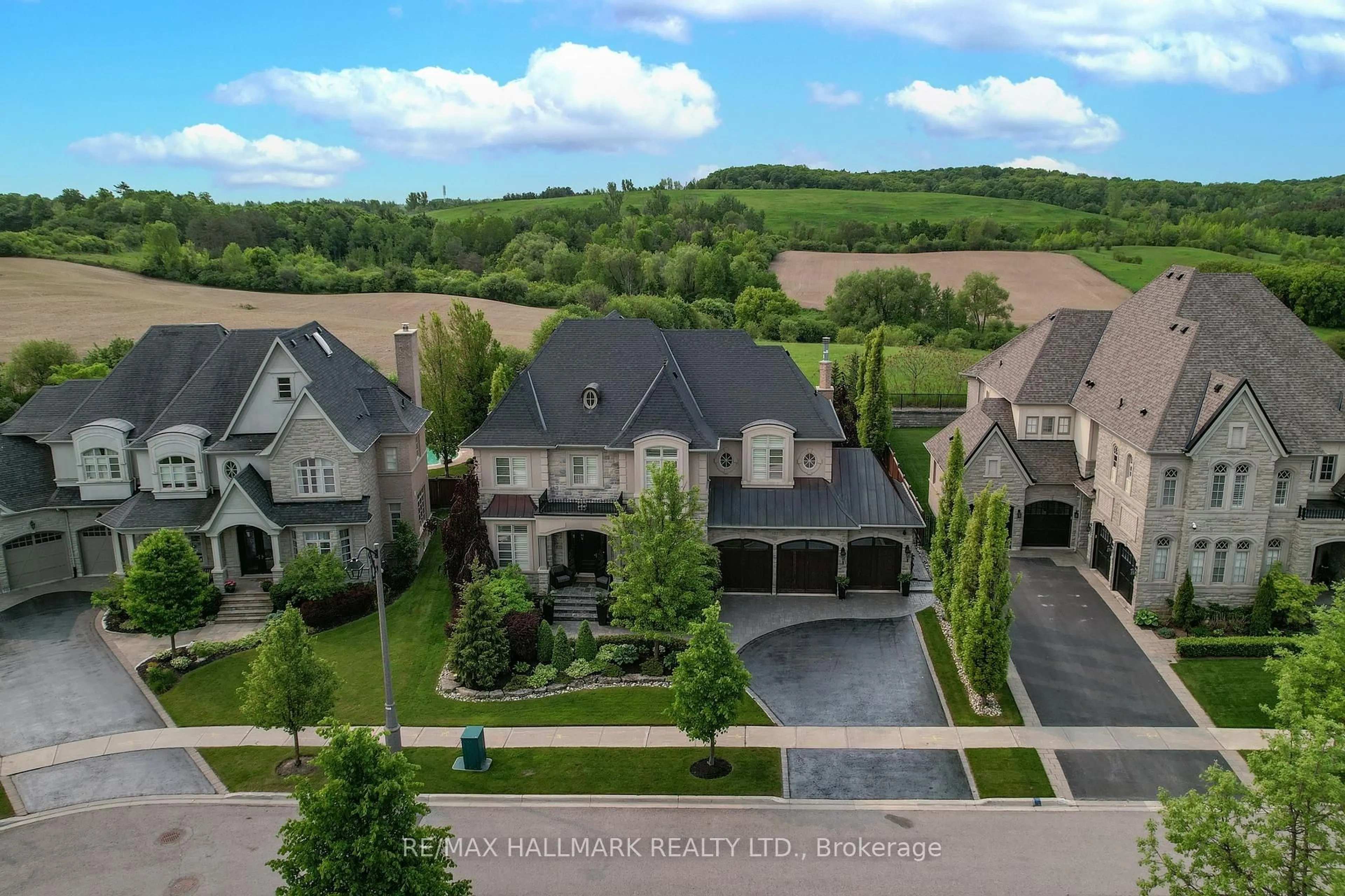 A pic from outside/outdoor area/front of a property/back of a property/a pic from drone, mountain view for 122 Carisbrooke Circ, Aurora Ontario L4G 0K4