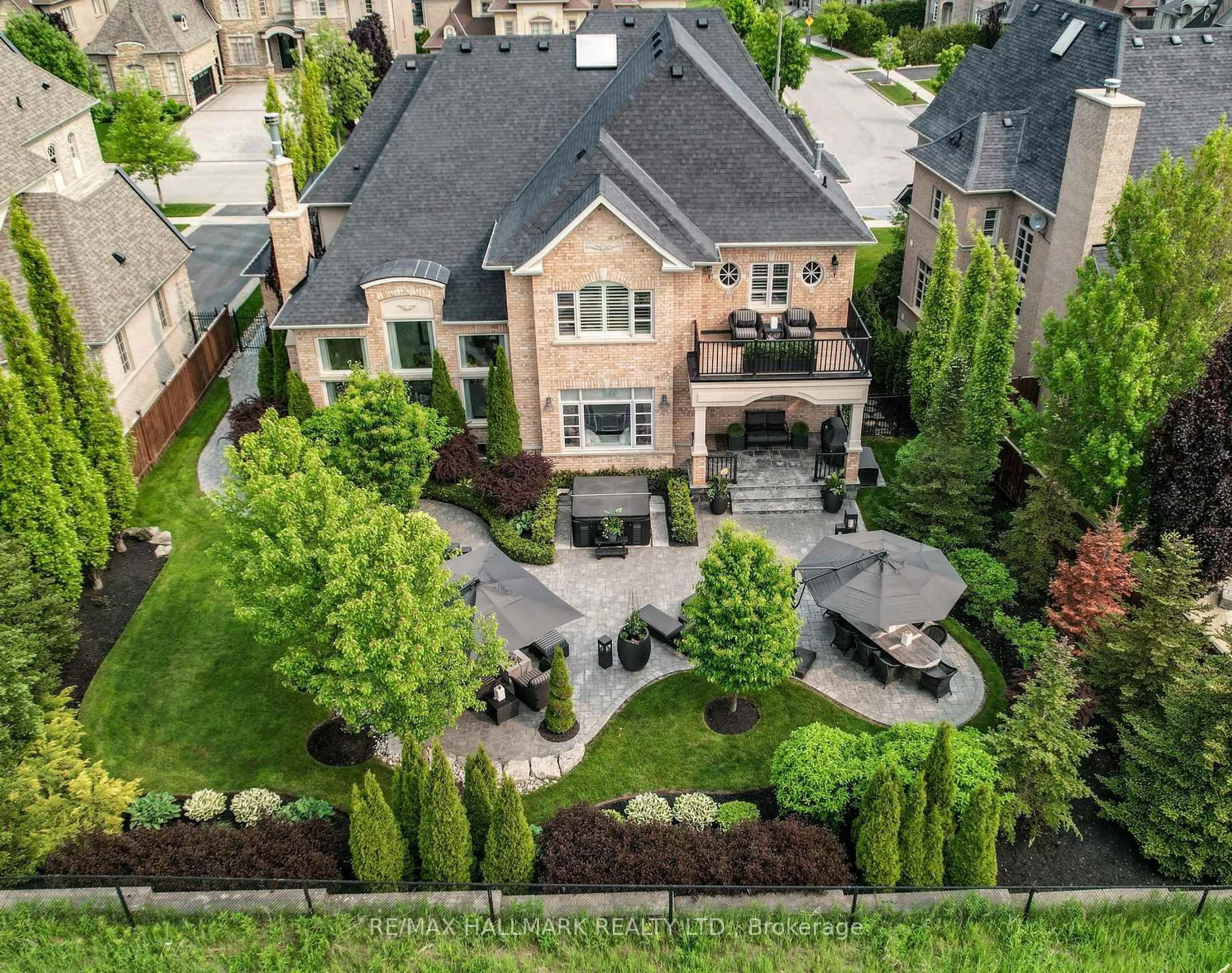 A pic from outside/outdoor area/front of a property/back of a property/a pic from drone, street for 122 Carisbrooke Circ, Aurora Ontario L4G 0K4