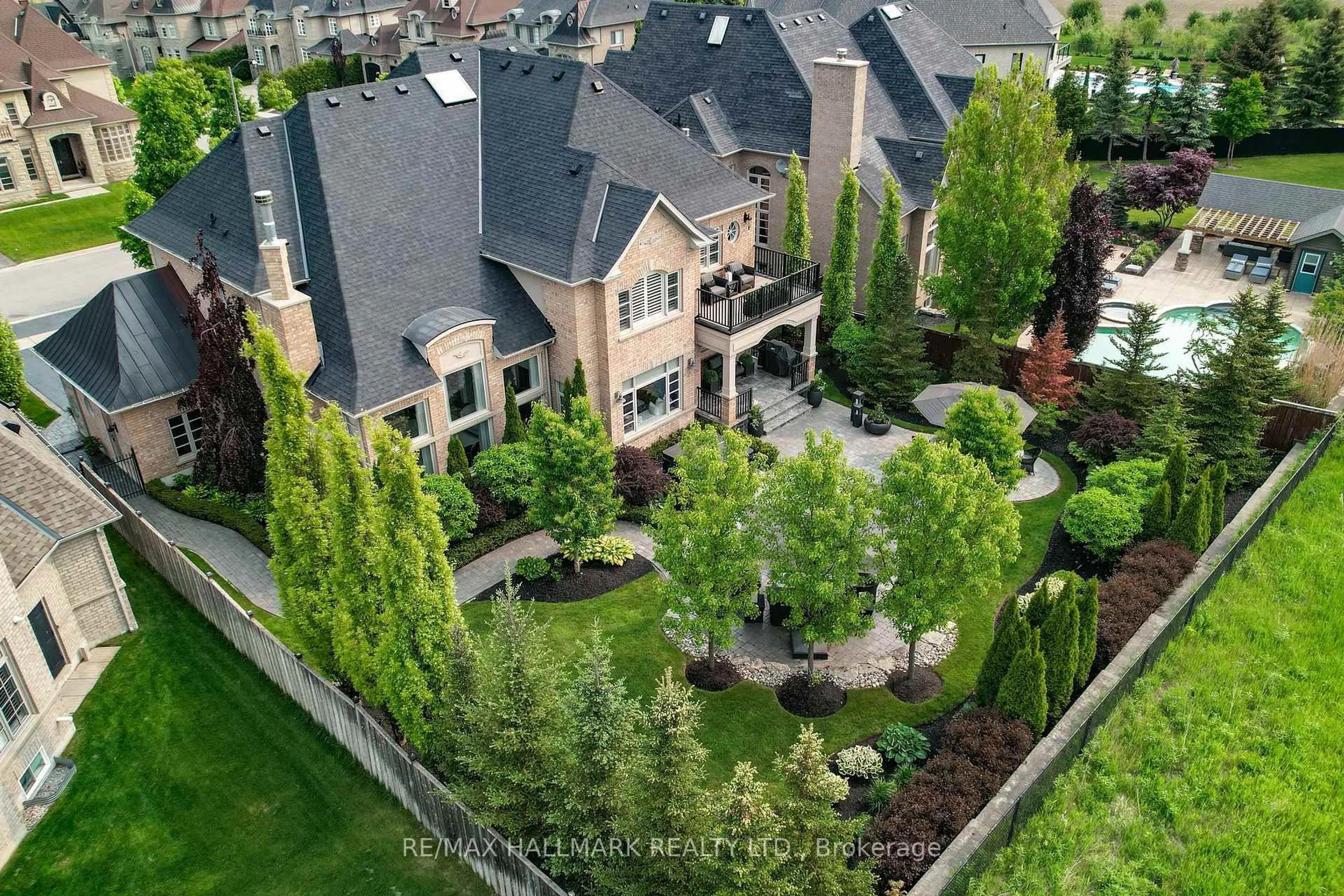 A pic from outside/outdoor area/front of a property/back of a property/a pic from drone, unknown for 122 Carisbrooke Circ, Aurora Ontario L4G 0K4