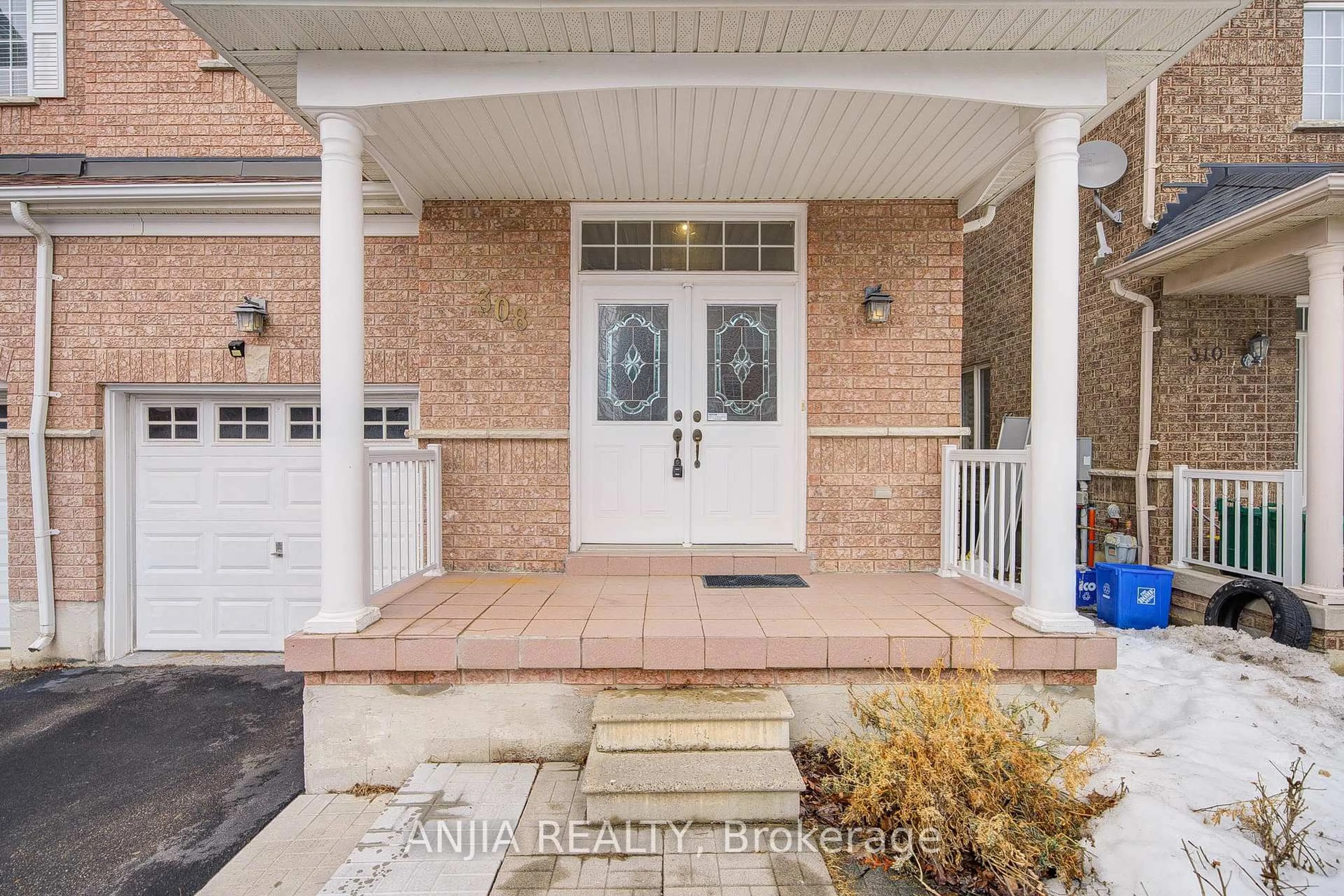 Indoor entryway for 308 Caboto Tr, Markham Ontario L3R 4R1