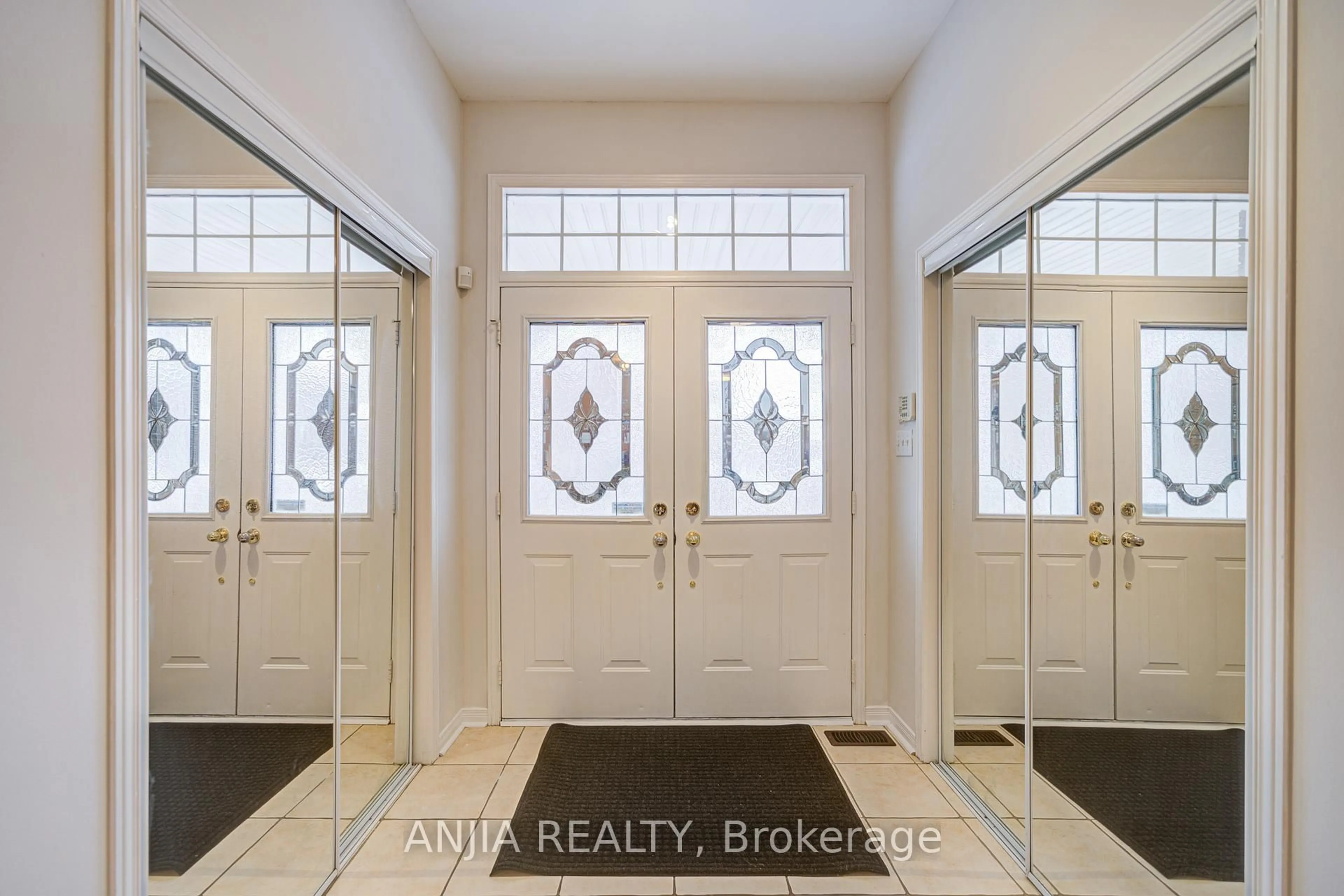 Indoor entryway for 308 Caboto Tr, Markham Ontario L3R 4R1