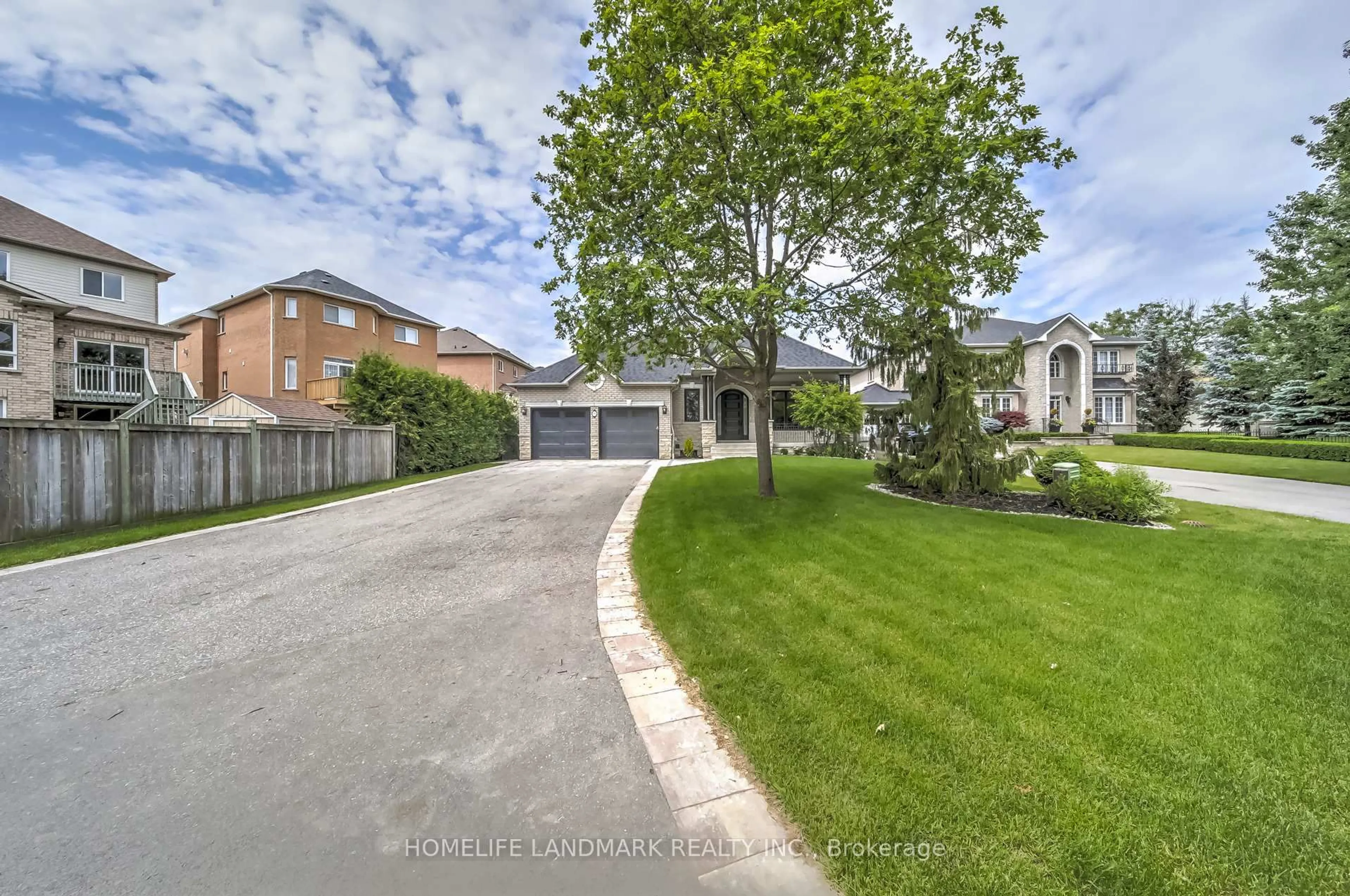 A pic from outside/outdoor area/front of a property/back of a property/a pic from drone, street for 75 Naughton Dr, Richmond Hill Ontario L4C 8B3