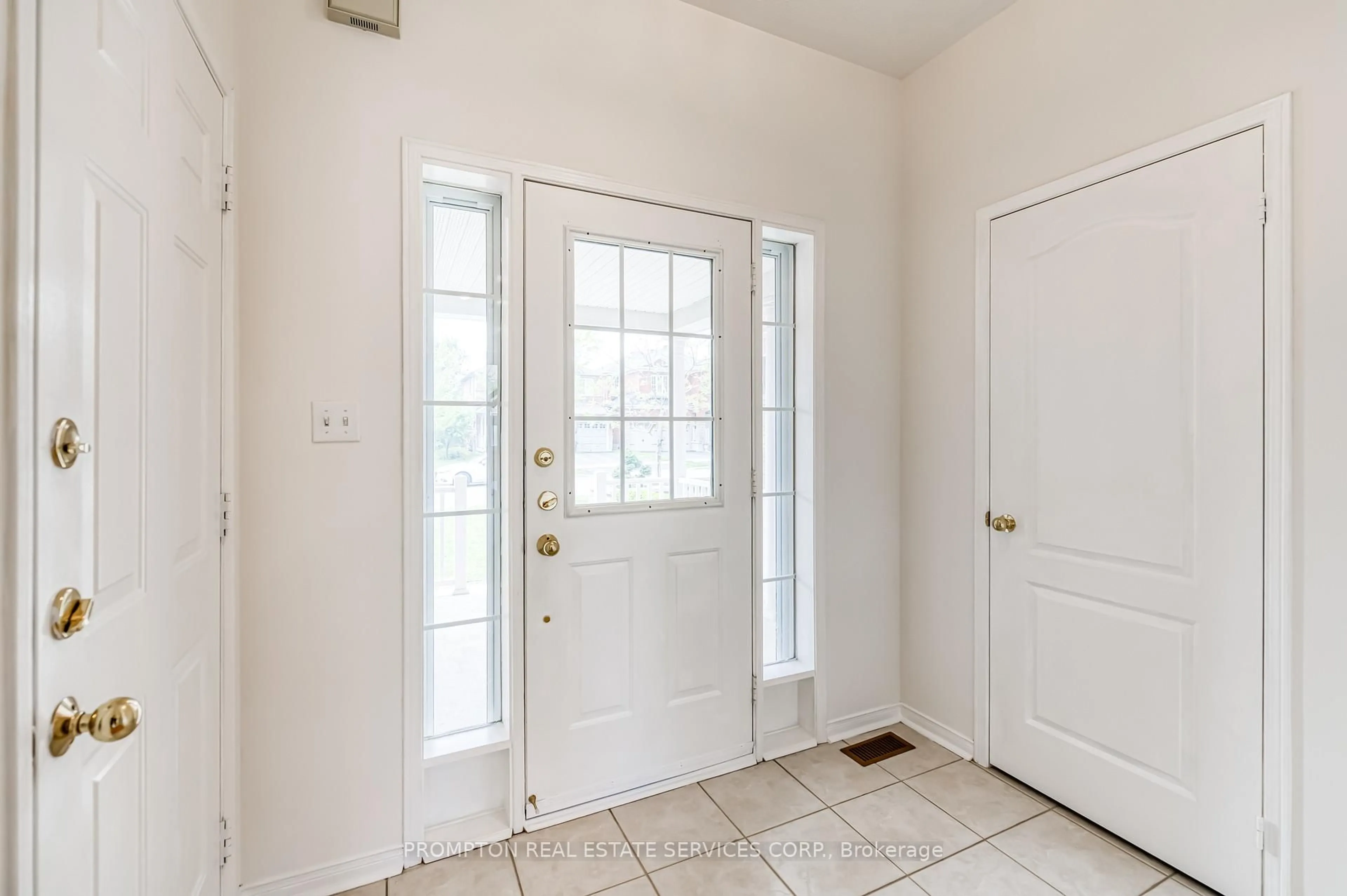 Indoor entryway for 5 Casemount St, Aurora Ontario L4G 7V6