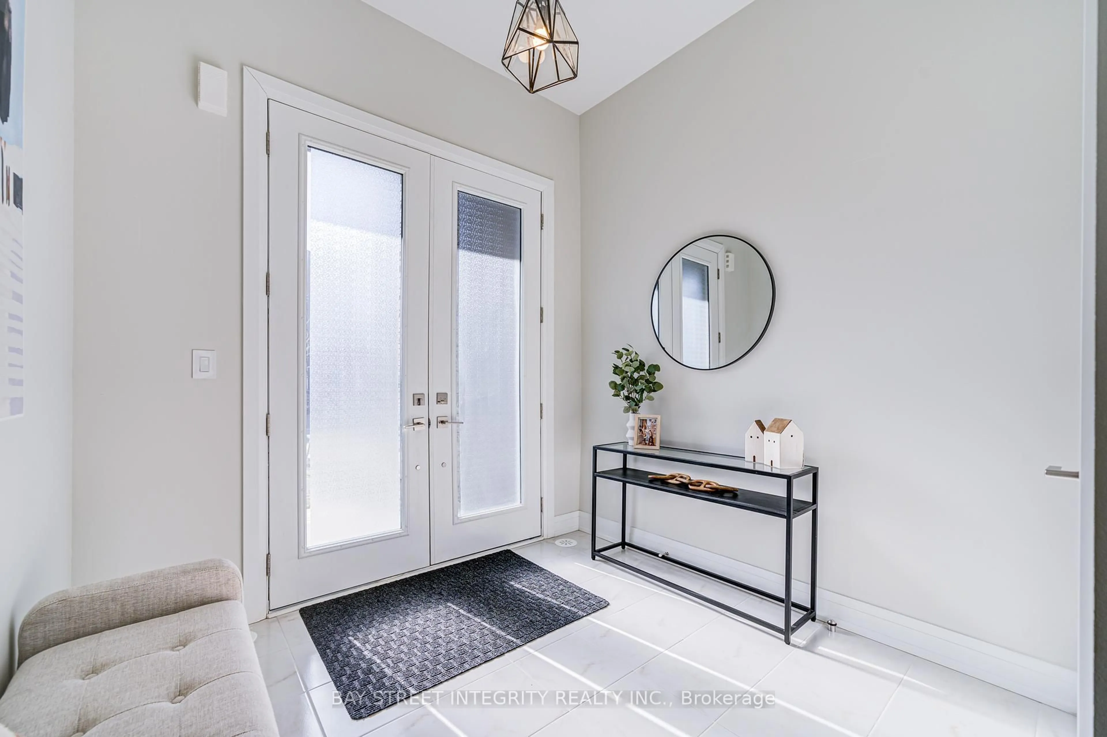 Indoor entryway for 511 New England Crt, Newmarket Ontario L3X 0M6