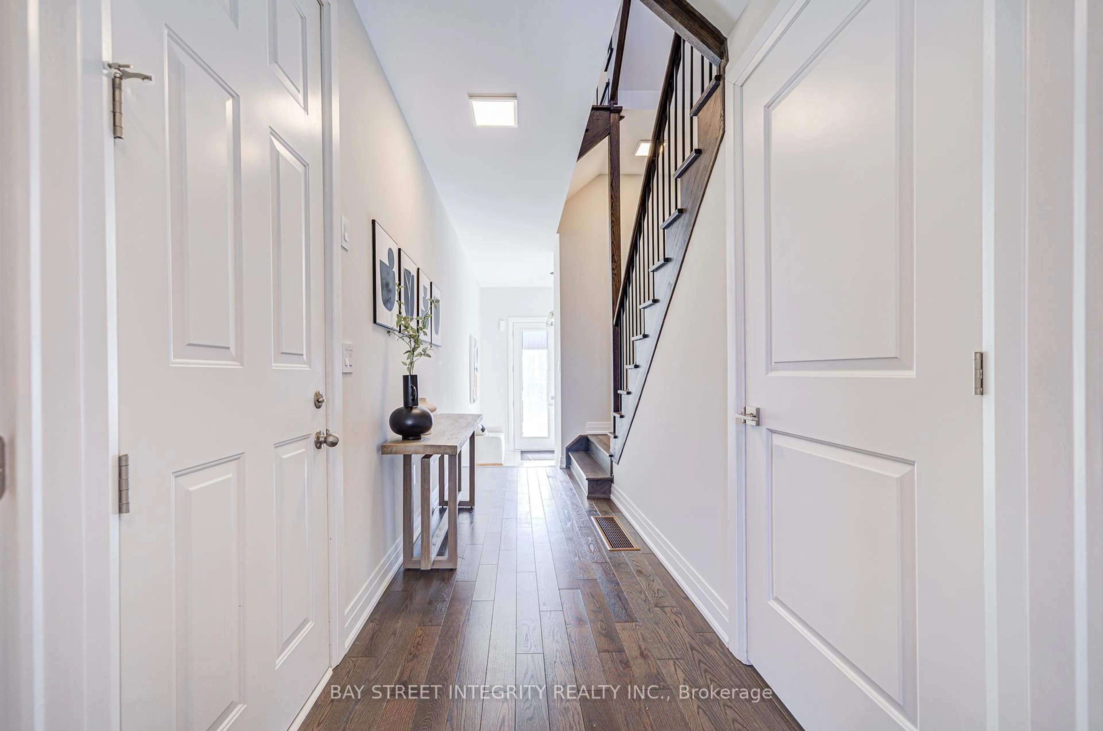 Indoor entryway for 511 New England Crt, Newmarket Ontario L3X 0M6