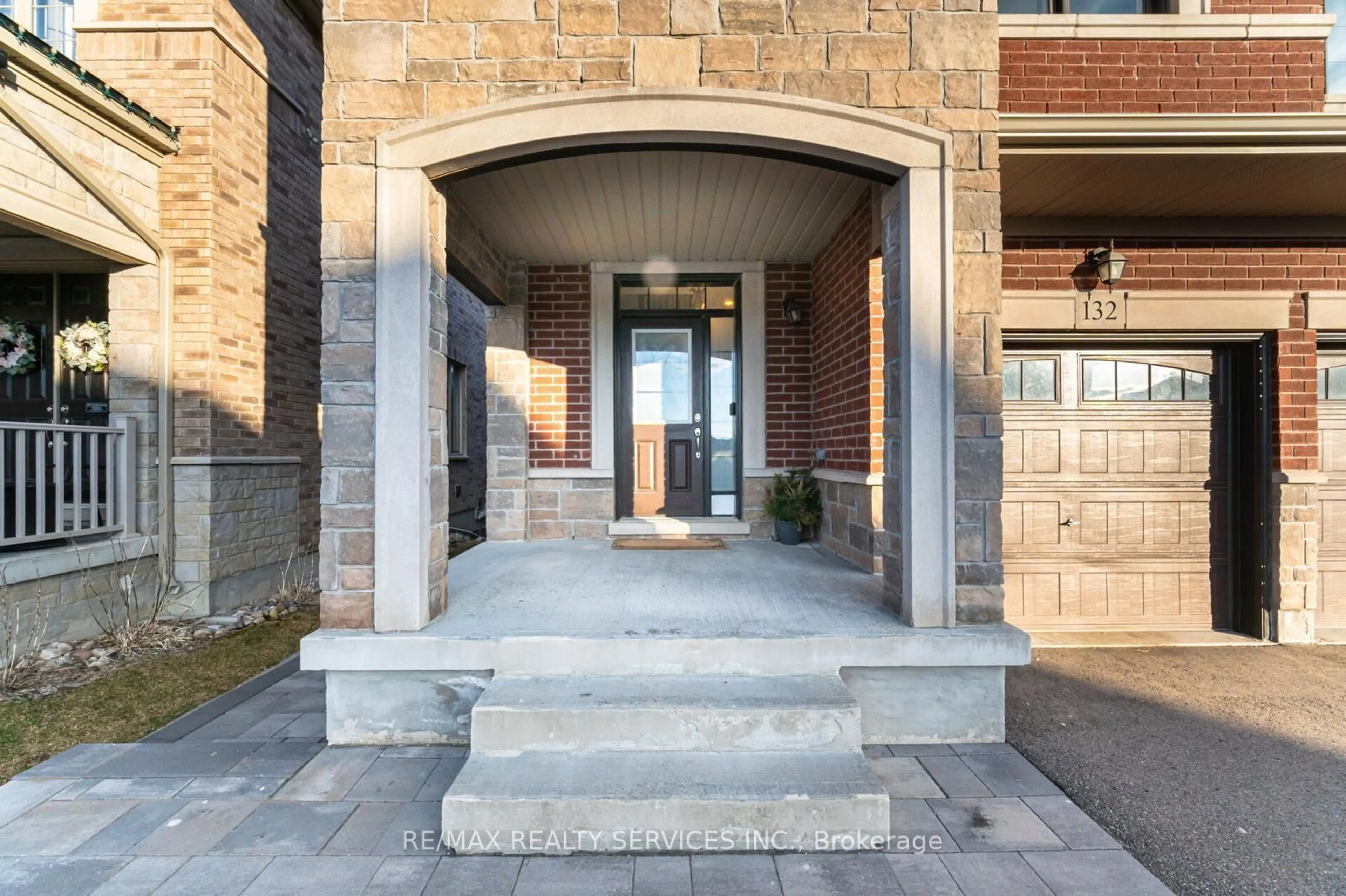 Indoor entryway for 132 Meadow Vista Cres, East Gwillimbury Ontario L9N 0T4