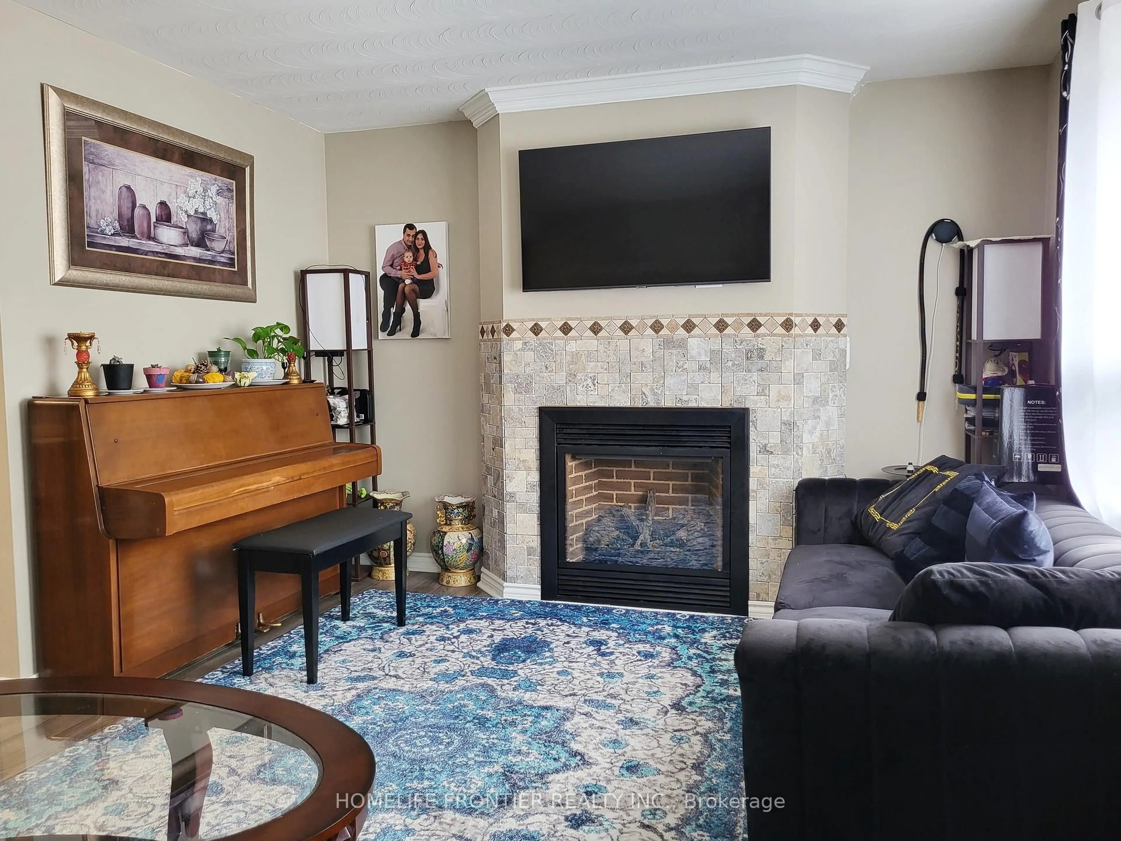 Living room with furniture, unknown for 304 Old Homestead Rd, Georgina Ontario L4P 1E7