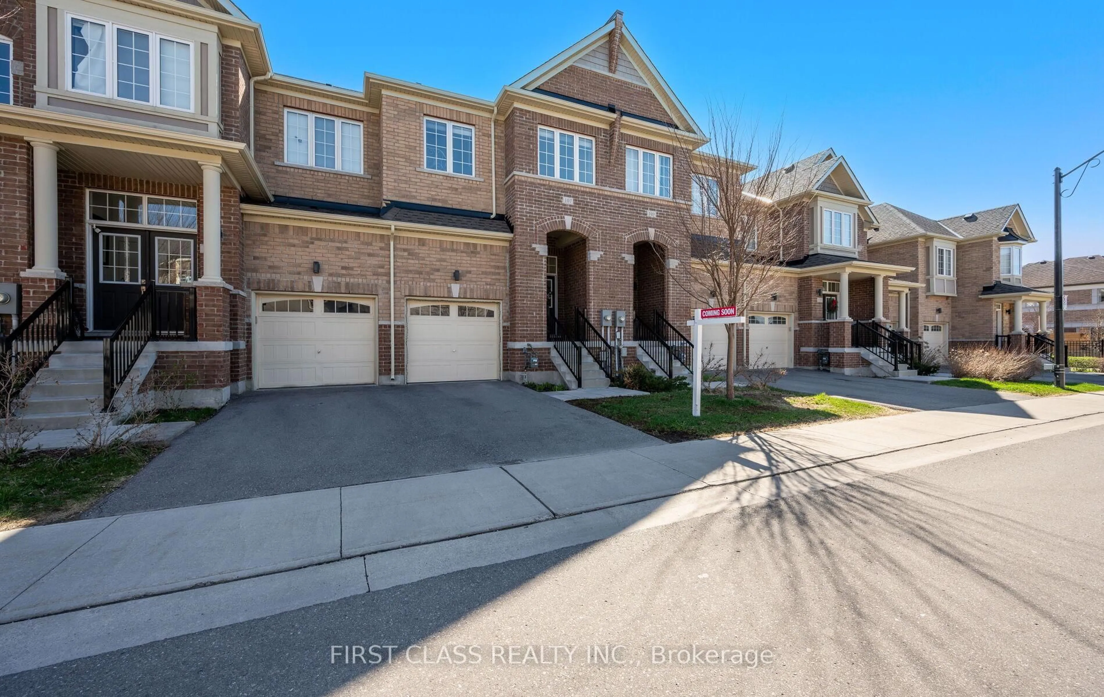 A pic from outside/outdoor area/front of a property/back of a property/a pic from drone, street for 107 Knott End Cres, Newmarket Ontario L3Y 0E4