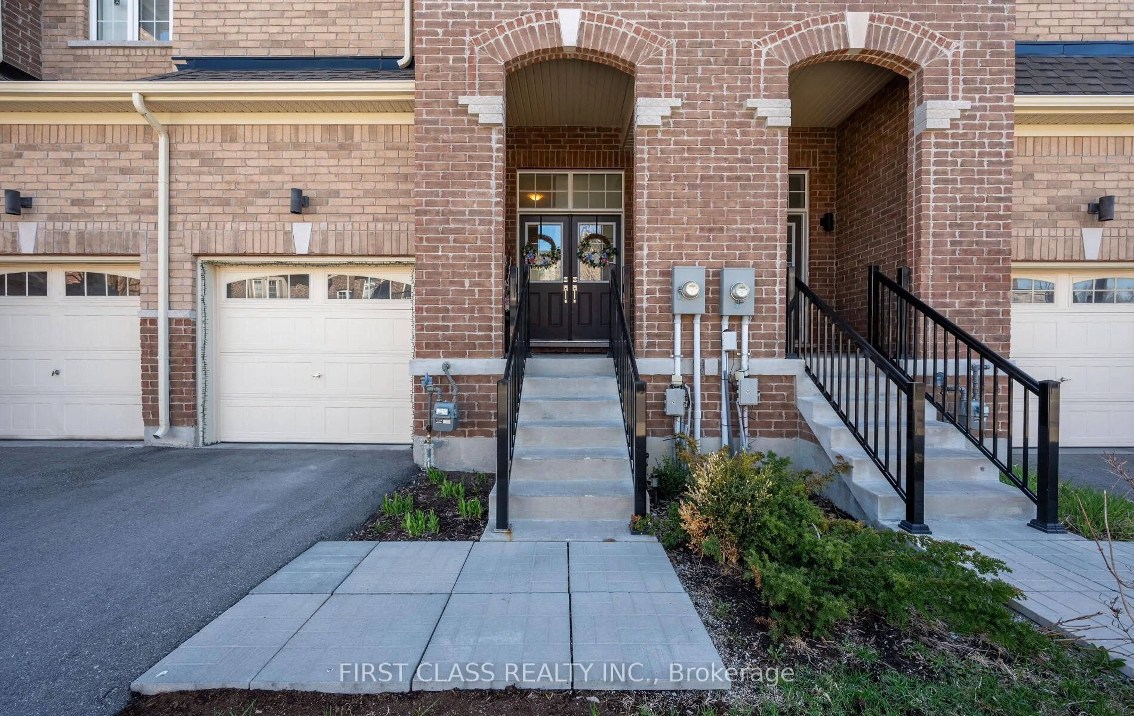 Home with brick exterior material, street for 107 Knott End Cres, Newmarket Ontario L3Y 0E4