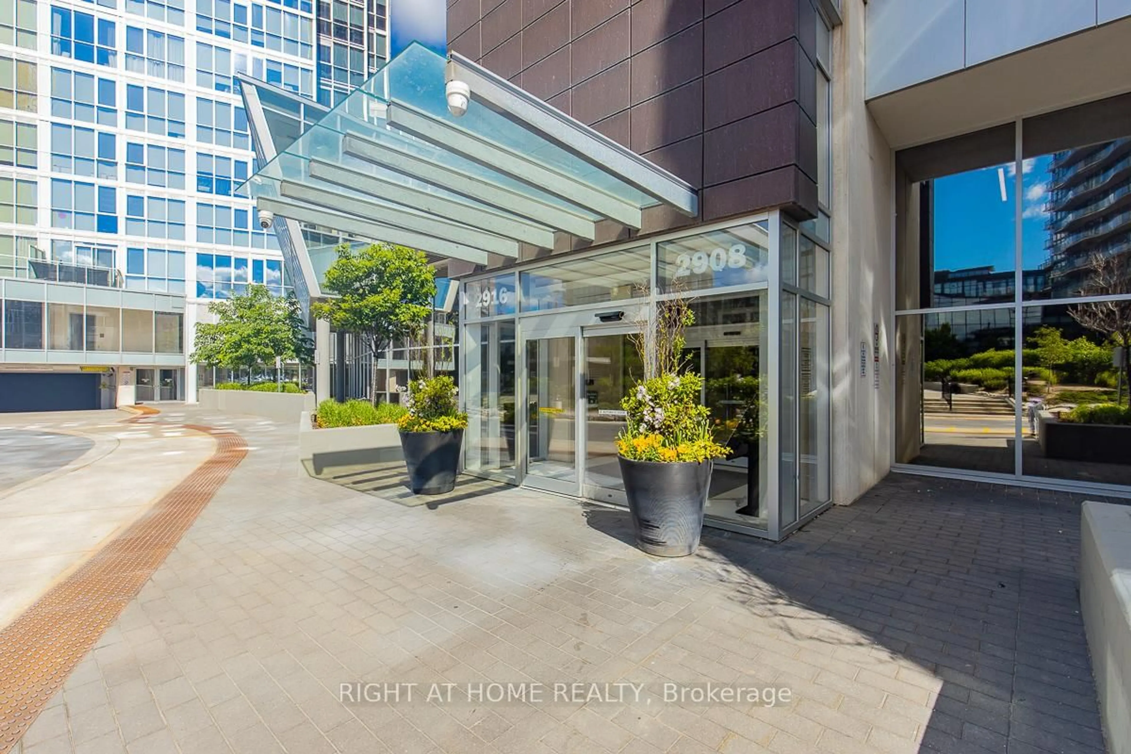 Indoor foyer for 2908 Highway 7 N/A #902, Vaughan Ontario L4K 0K5
