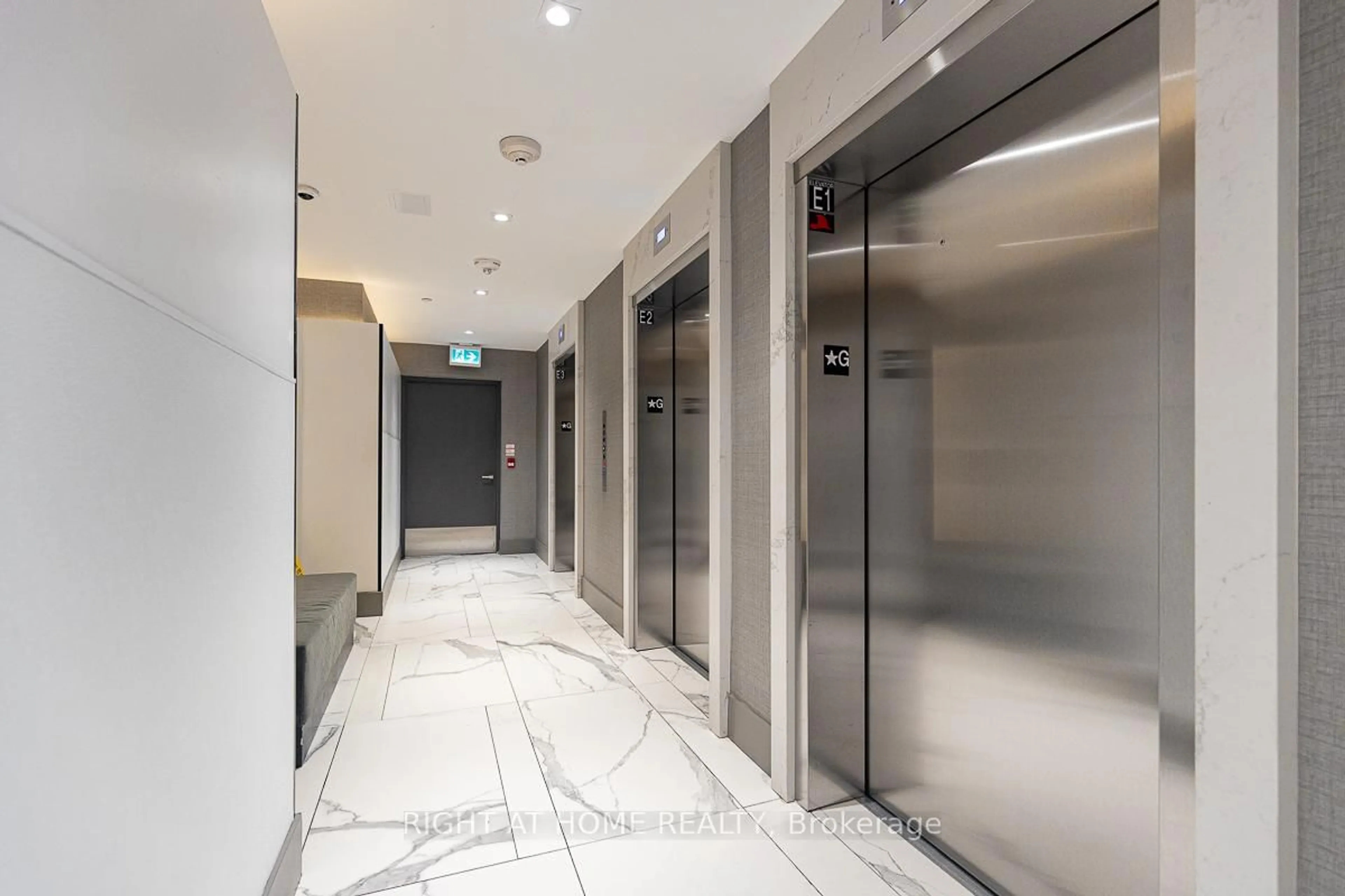 Indoor foyer for 2908 Highway 7 #902, Vaughan Ontario L4K 0K5