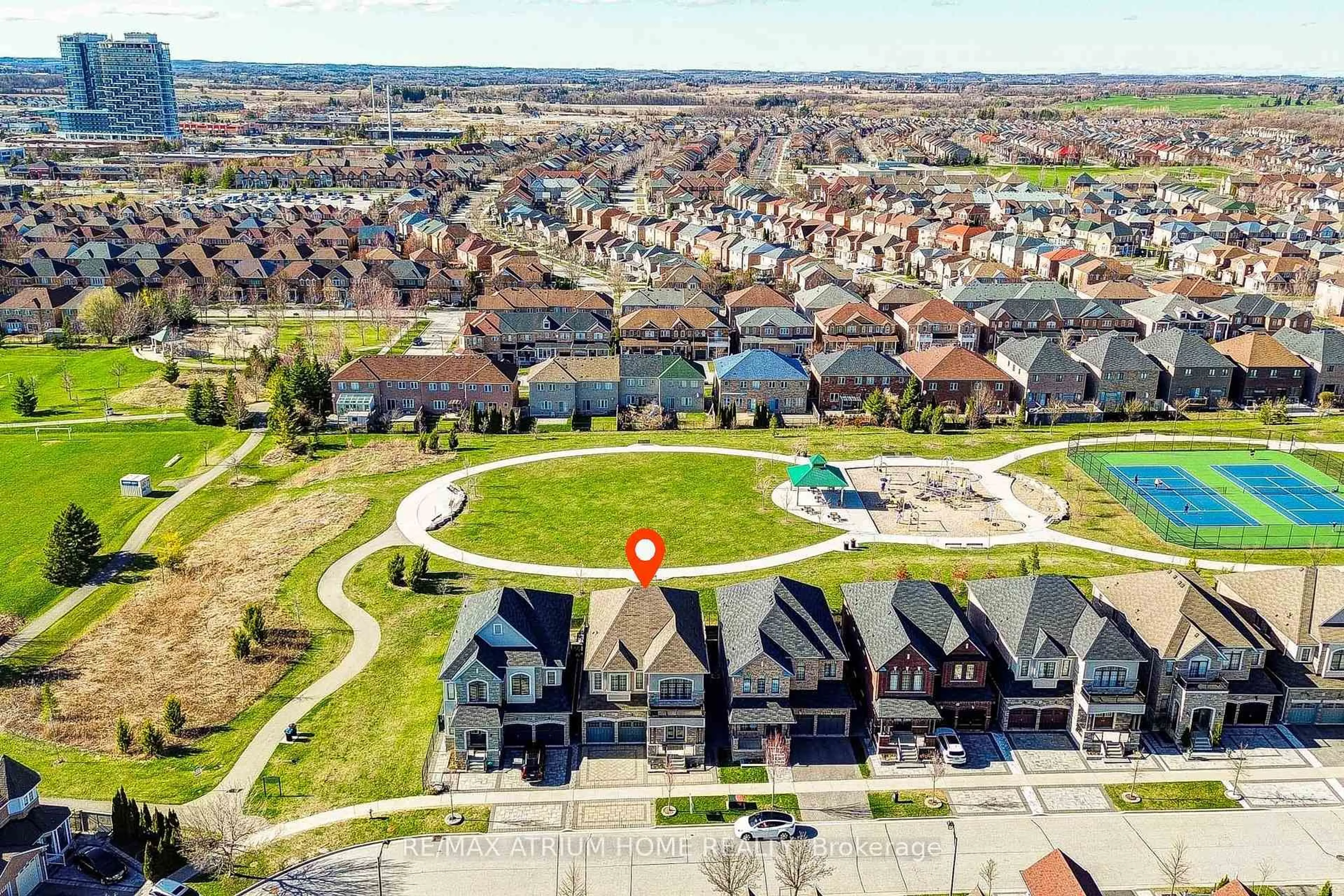 A pic from outside/outdoor area/front of a property/back of a property/a pic from drone, street for 127 Maple Ridge Cres, Markham Ontario L6E 1T9