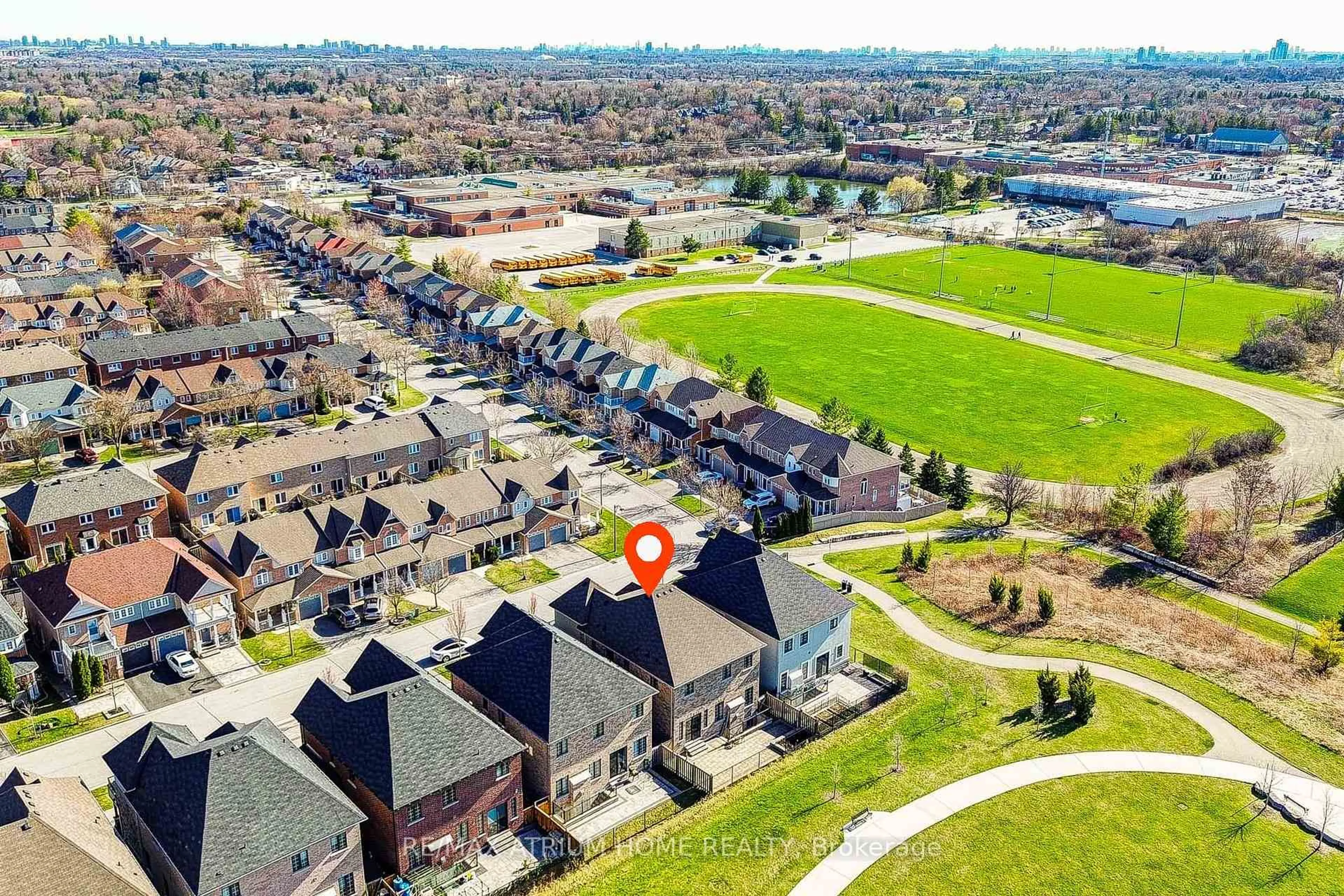 A pic from outside/outdoor area/front of a property/back of a property/a pic from drone, street for 127 Maple Ridge Cres, Markham Ontario L6E 1T9