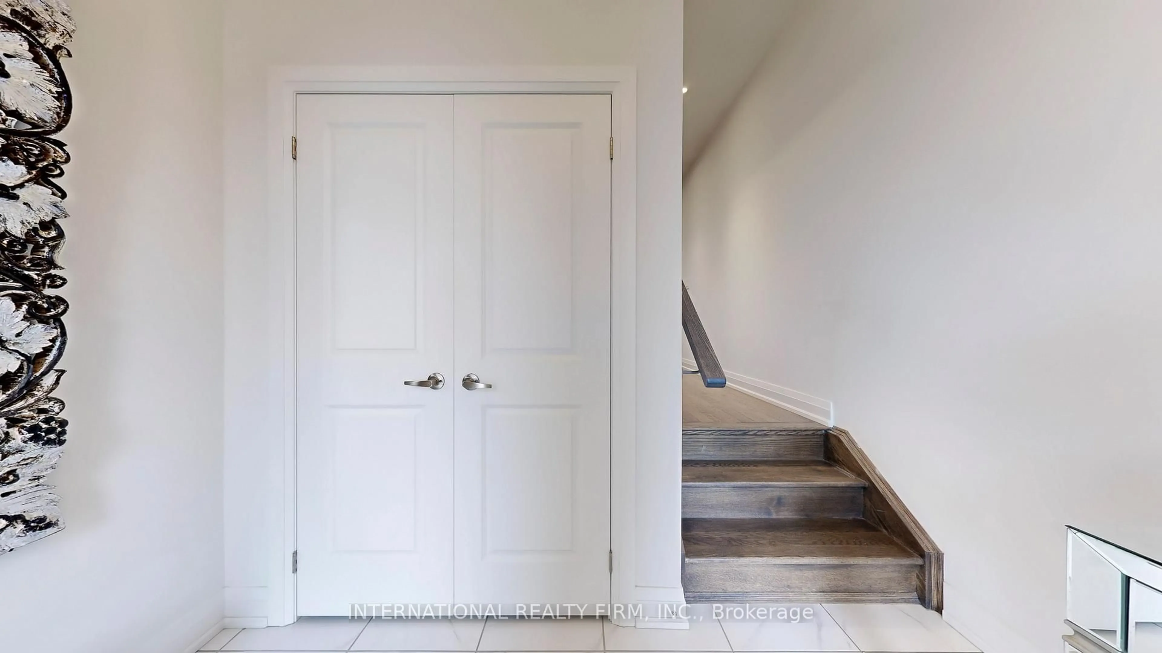 Indoor entryway for 42 Tipp Dr, Richmond Hill Ontario L4E 1A2