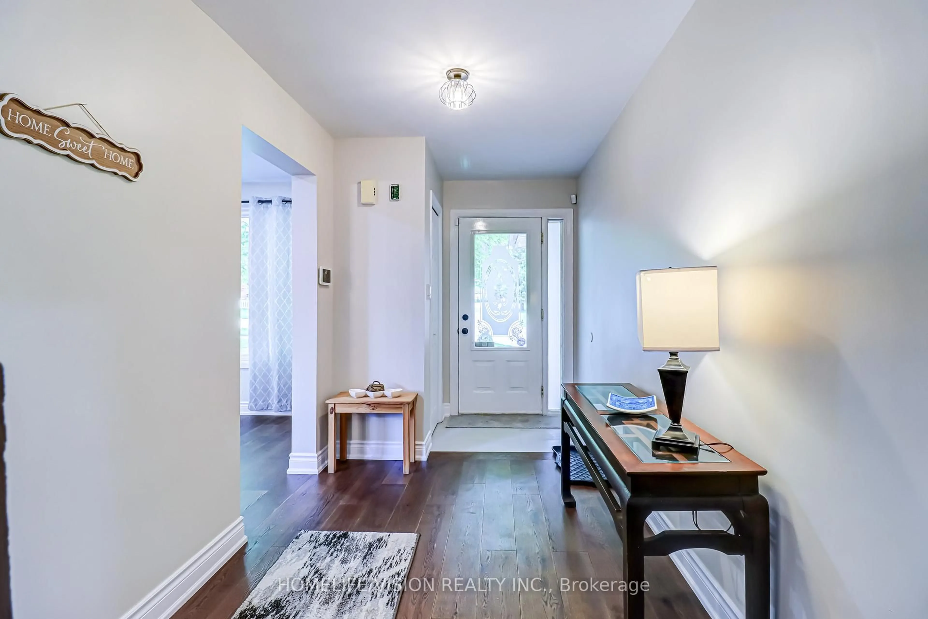 Indoor entryway for 66 Munro Cres, Uxbridge Ontario L9P 1L8