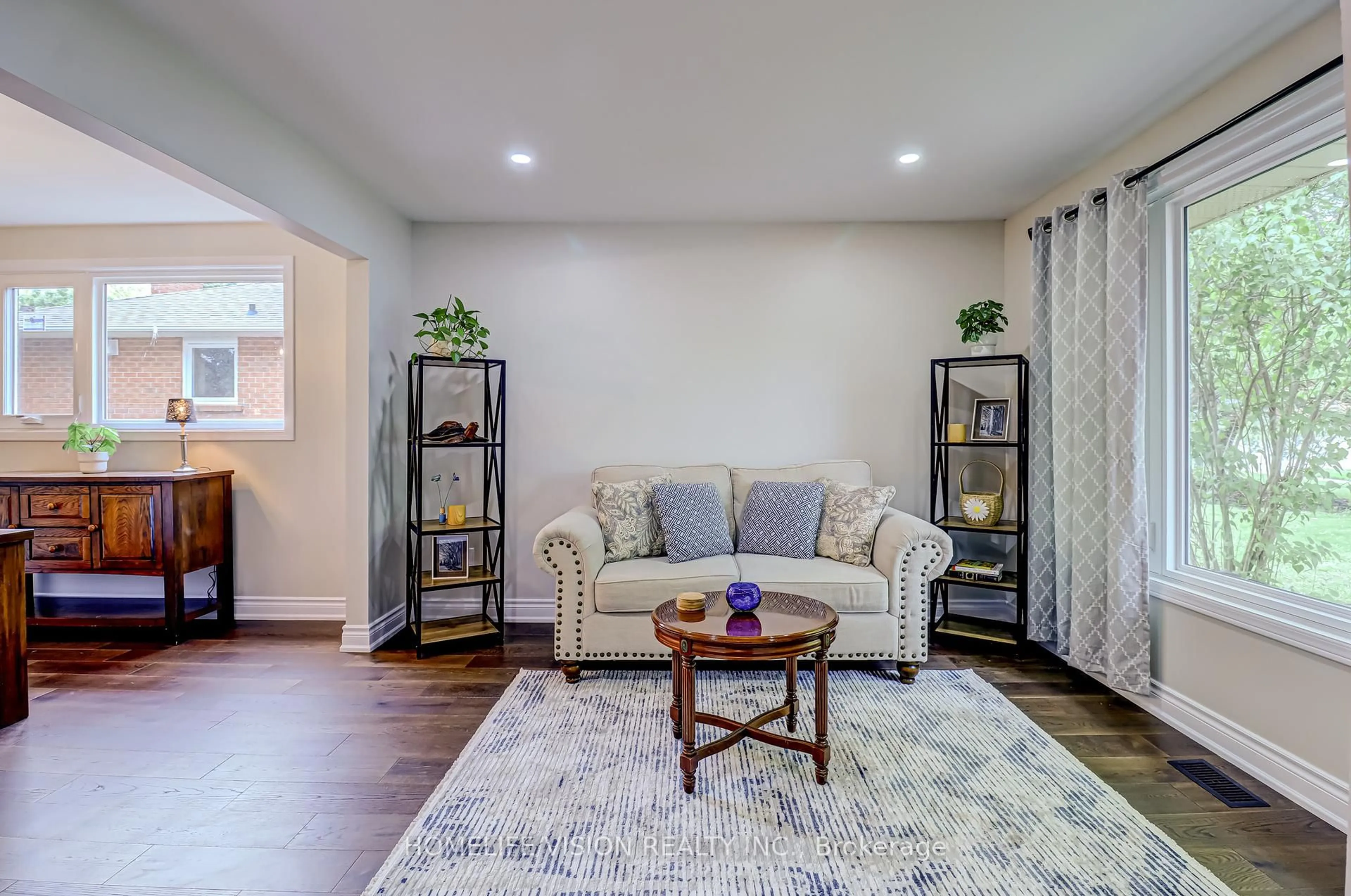 Living room with furniture, unknown for 66 Munro Cres, Uxbridge Ontario L9P 1L8