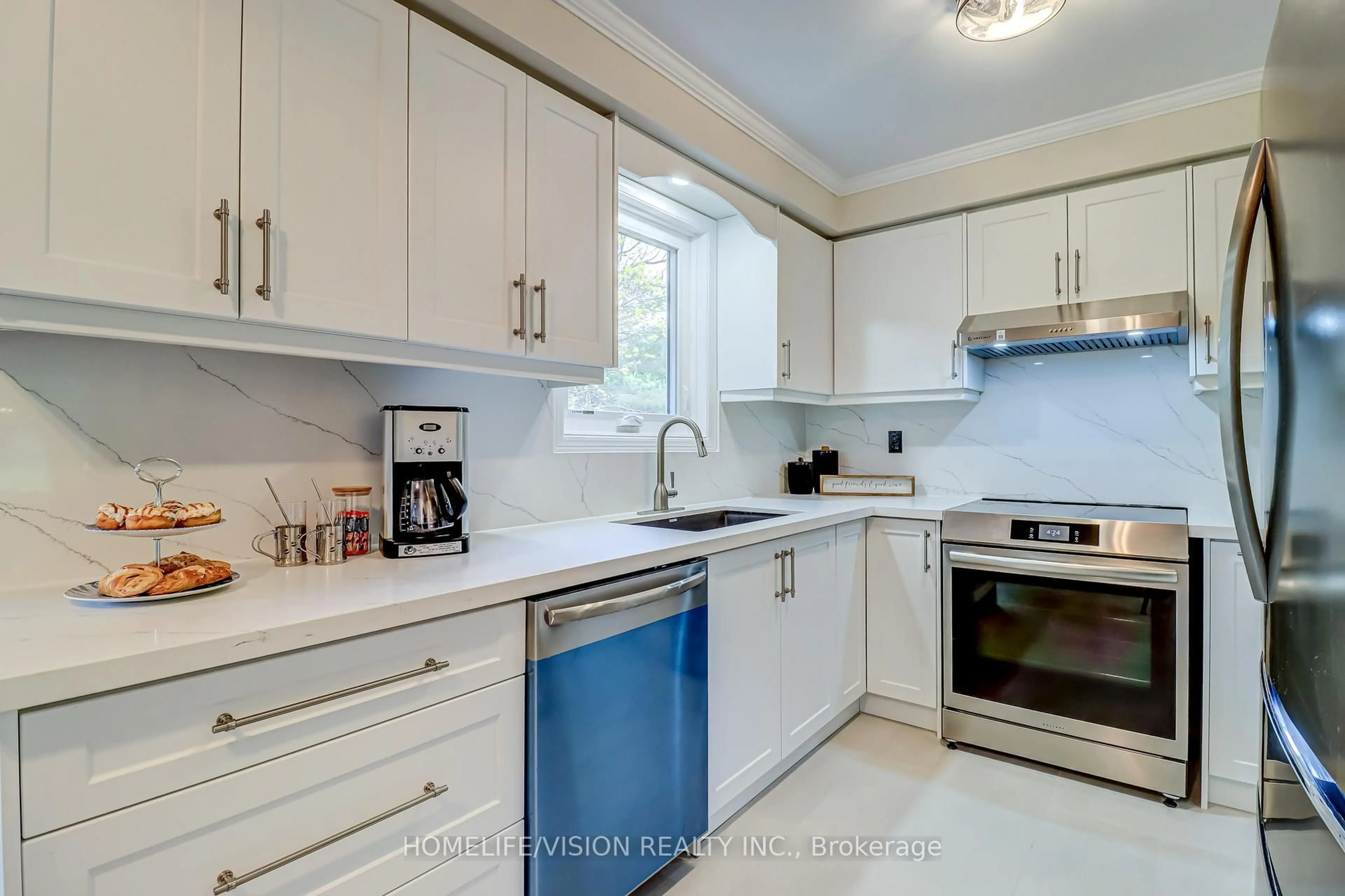 Standard kitchen, ceramic/tile floor for 66 Munro Cres, Uxbridge Ontario L9P 1L8