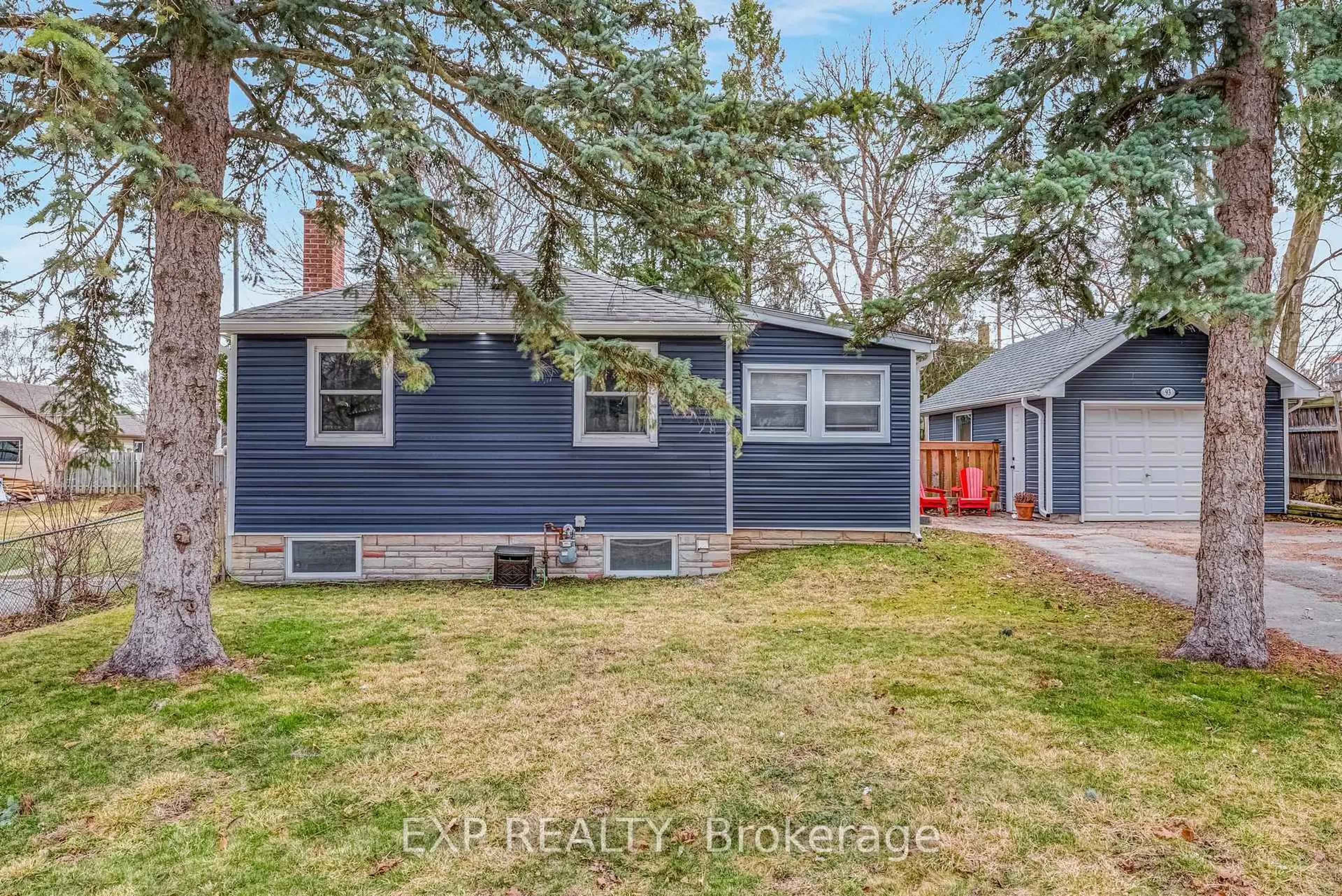 Home with vinyl exterior material, street for 93 Lundy's Lane, Newmarket Ontario L3Y 3R9