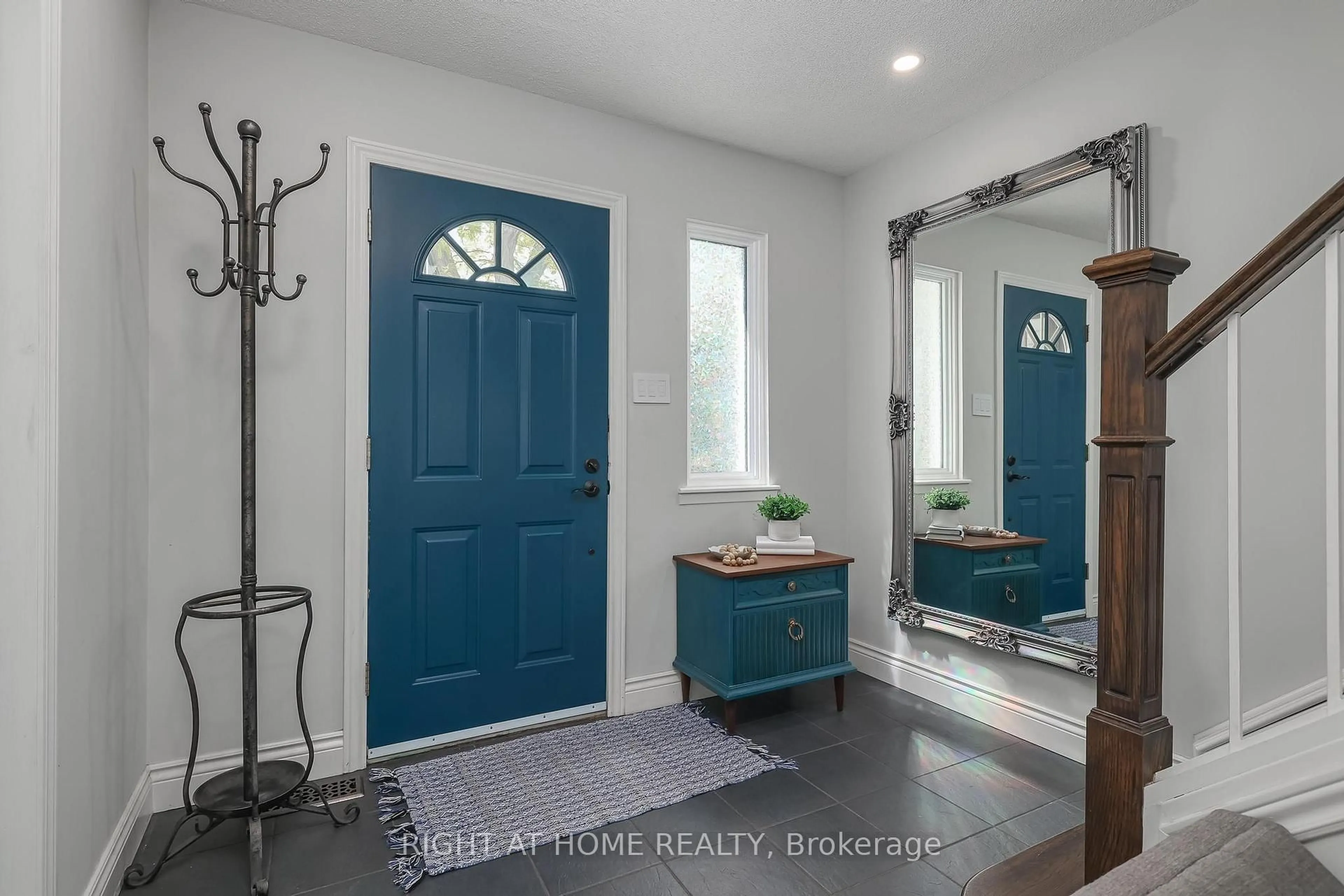 Indoor entryway for 48 Porterfield Cres, Markham Ontario L3T 4S7