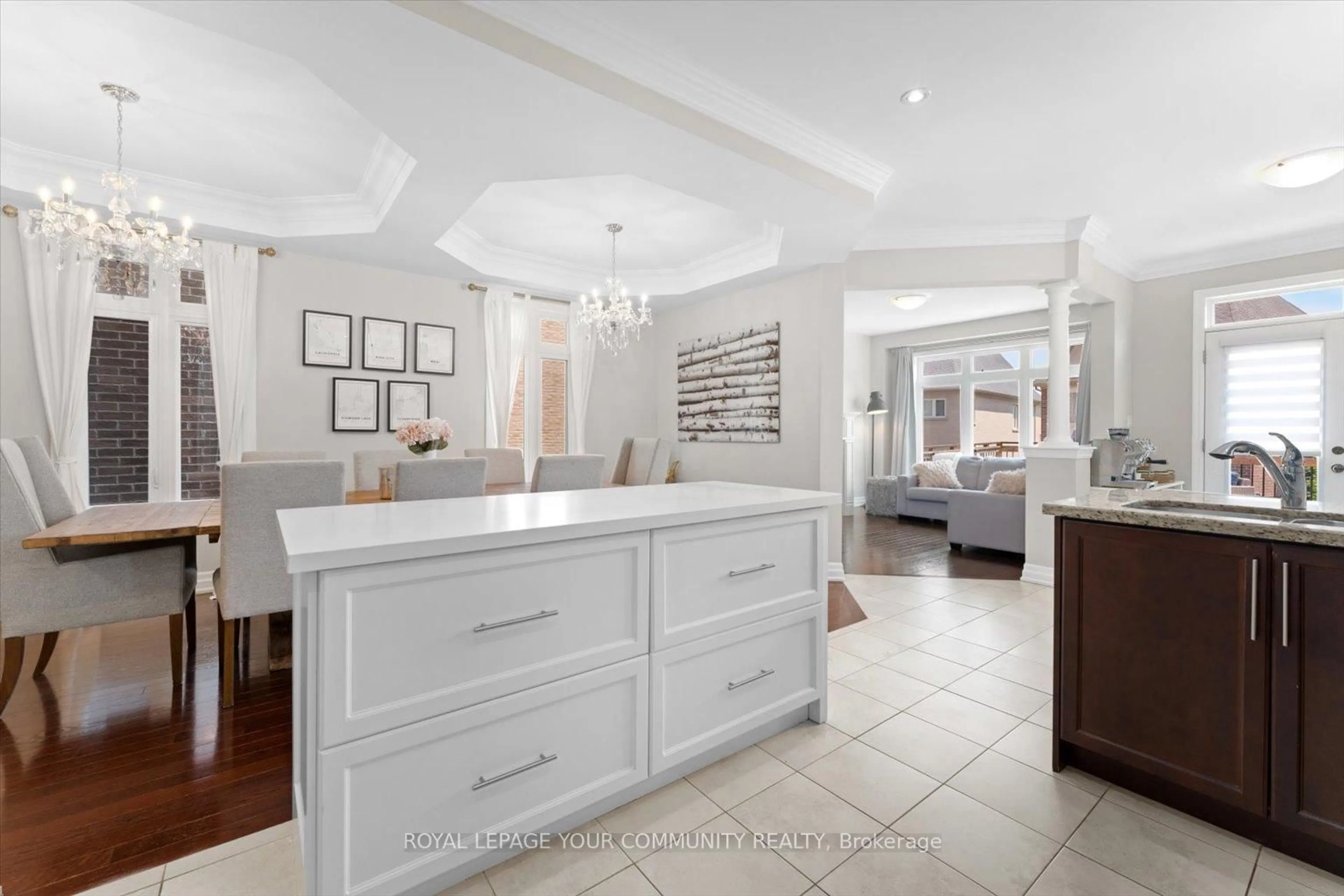 Open concept kitchen, ceramic/tile floor for 43 Robert Berry Cres, King Ontario L7B 0M4