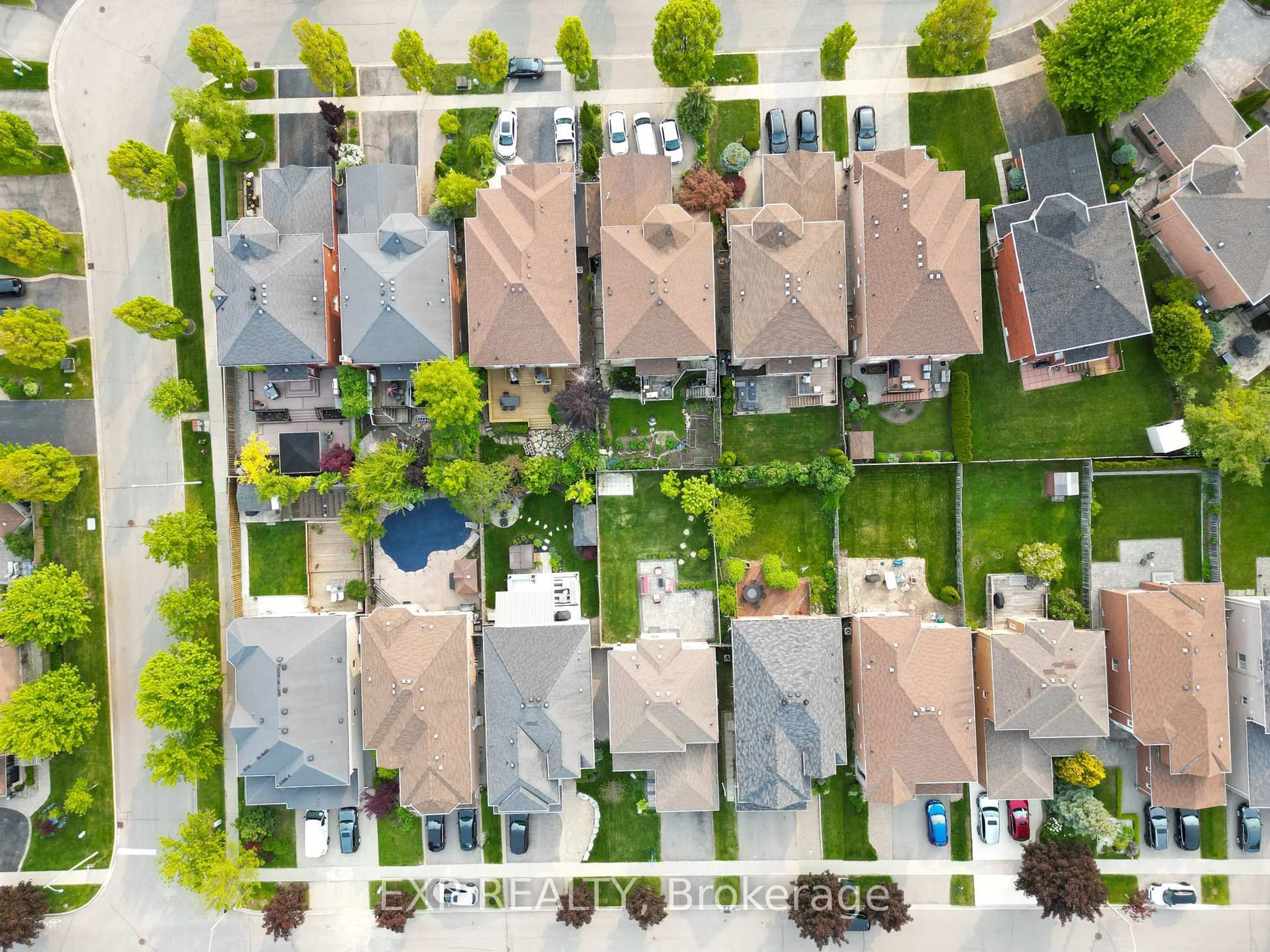 A pic from outside/outdoor area/front of a property/back of a property/a pic from drone, street for 56 Casa Grande St, Richmond Hill Ontario L4S 1R1