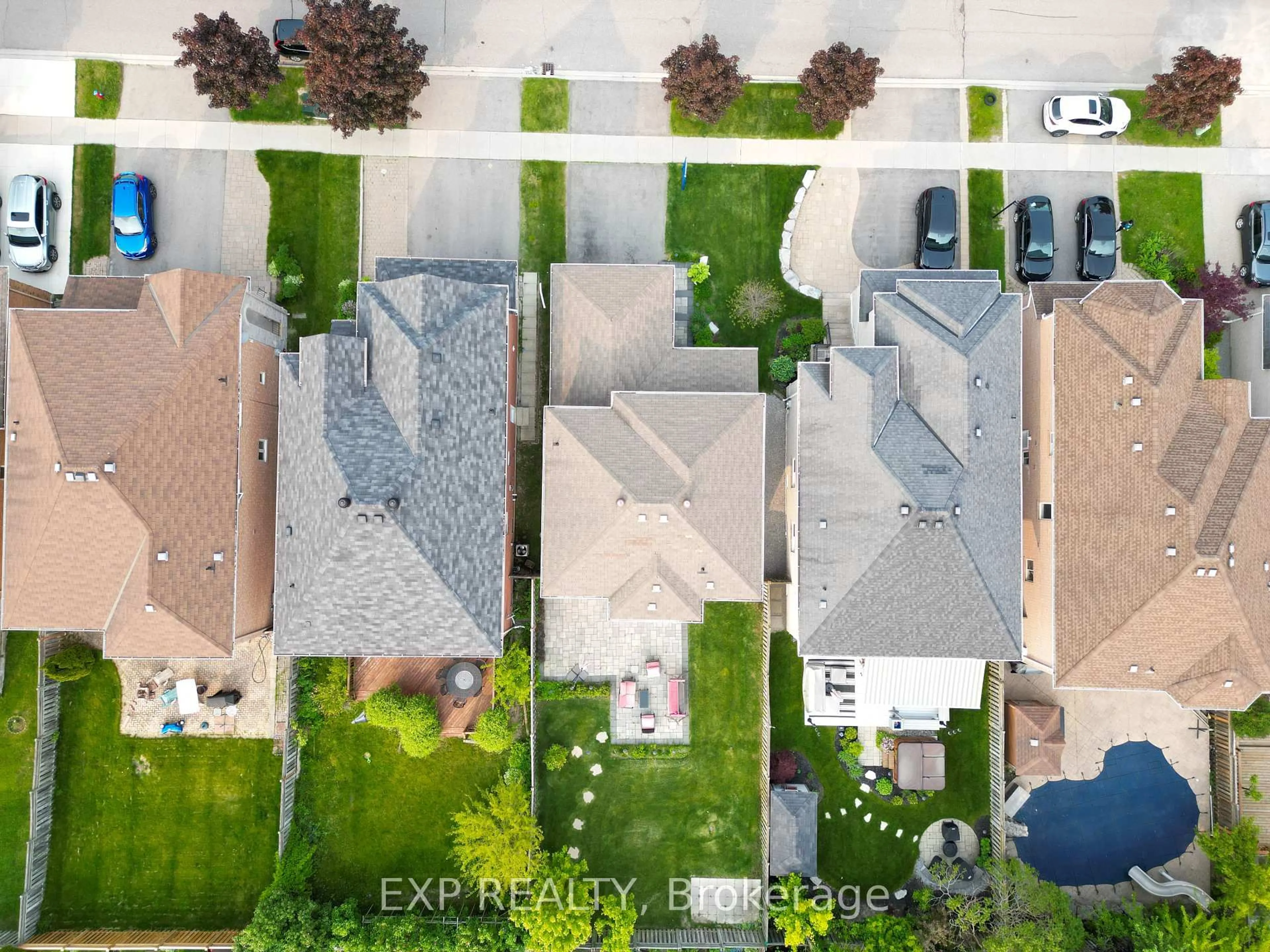 A pic from outside/outdoor area/front of a property/back of a property/a pic from drone, street for 56 Casa Grande St, Richmond Hill Ontario L4S 1R1