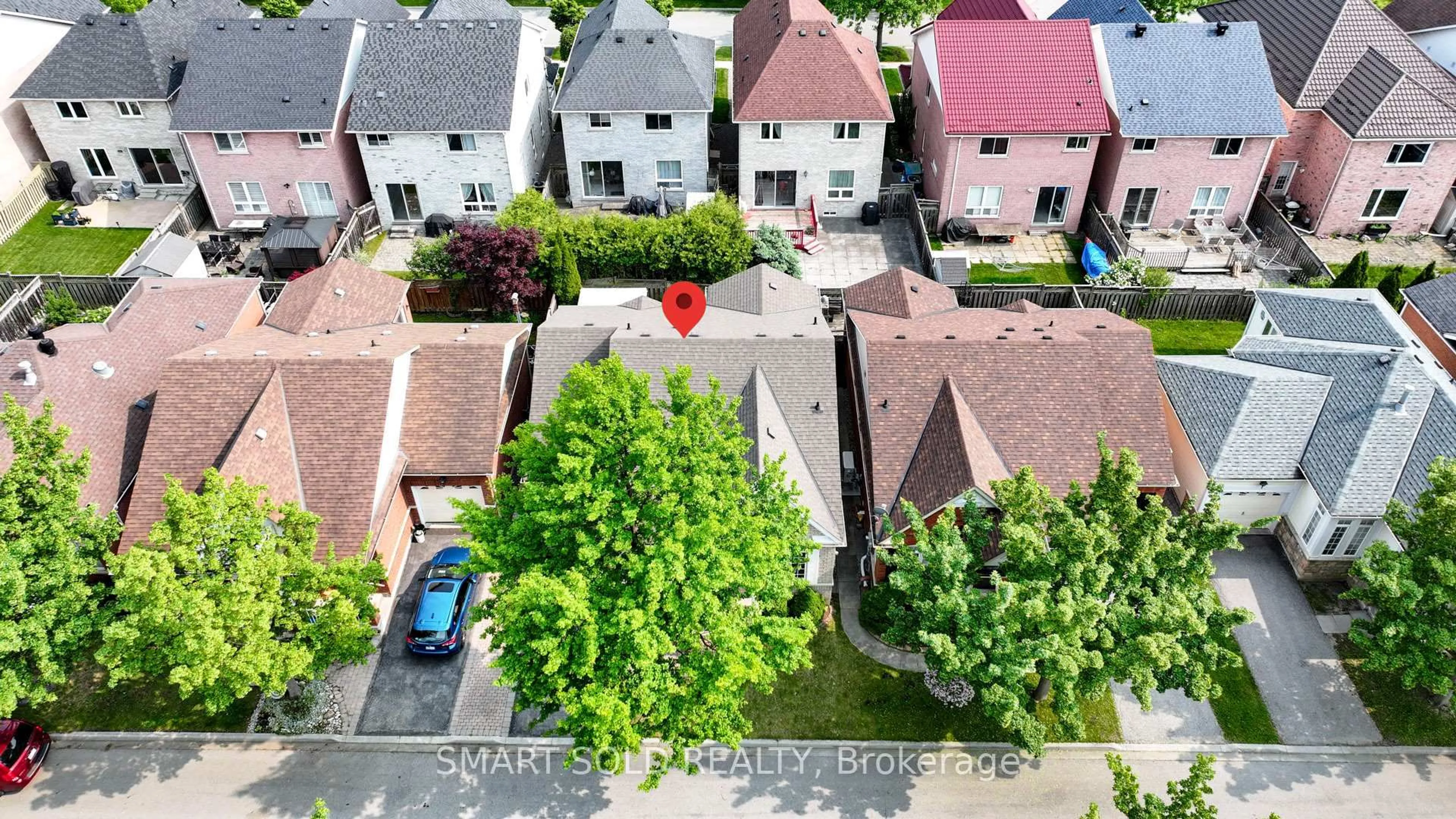 A pic from outside/outdoor area/front of a property/back of a property/a pic from drone, street for 29 Cliveden Pl, Markham Ontario L6C 2S4