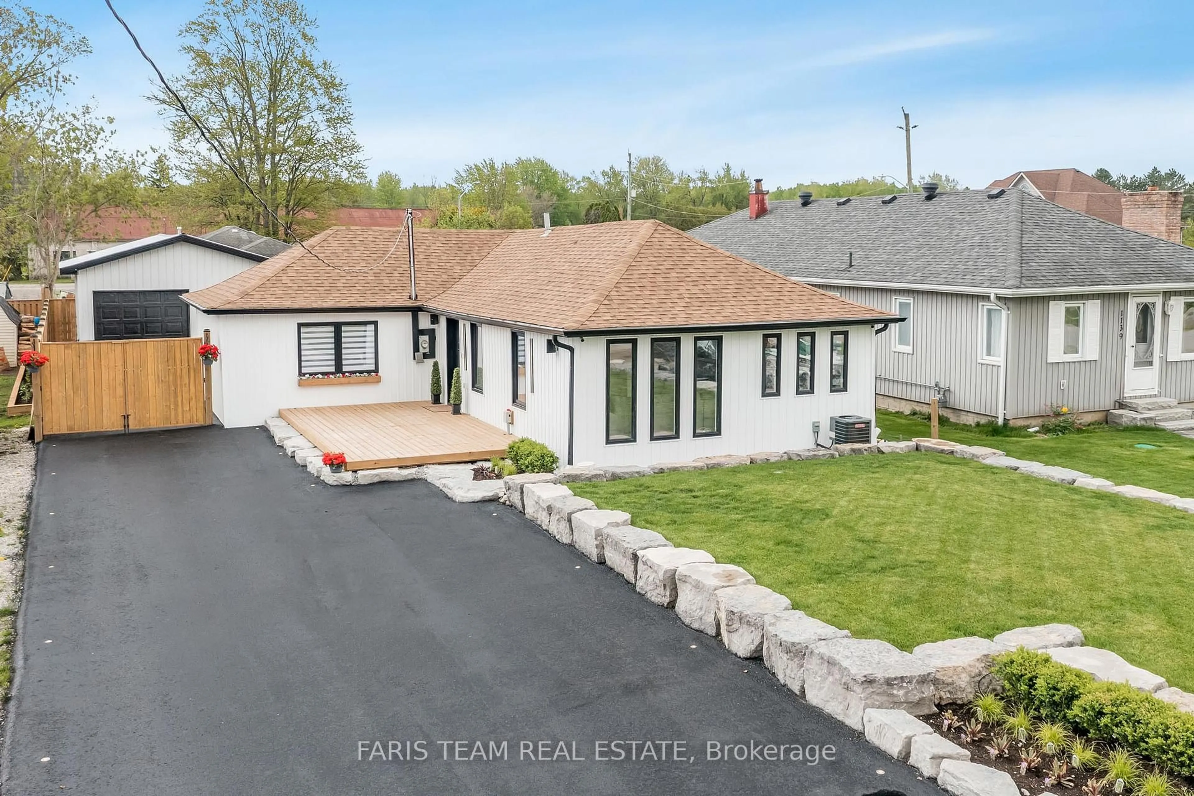 A pic from outside/outdoor area/front of a property/back of a property/a pic from drone, street for 1135 Poplar Dr, Innisfil Ontario L0L 1R0