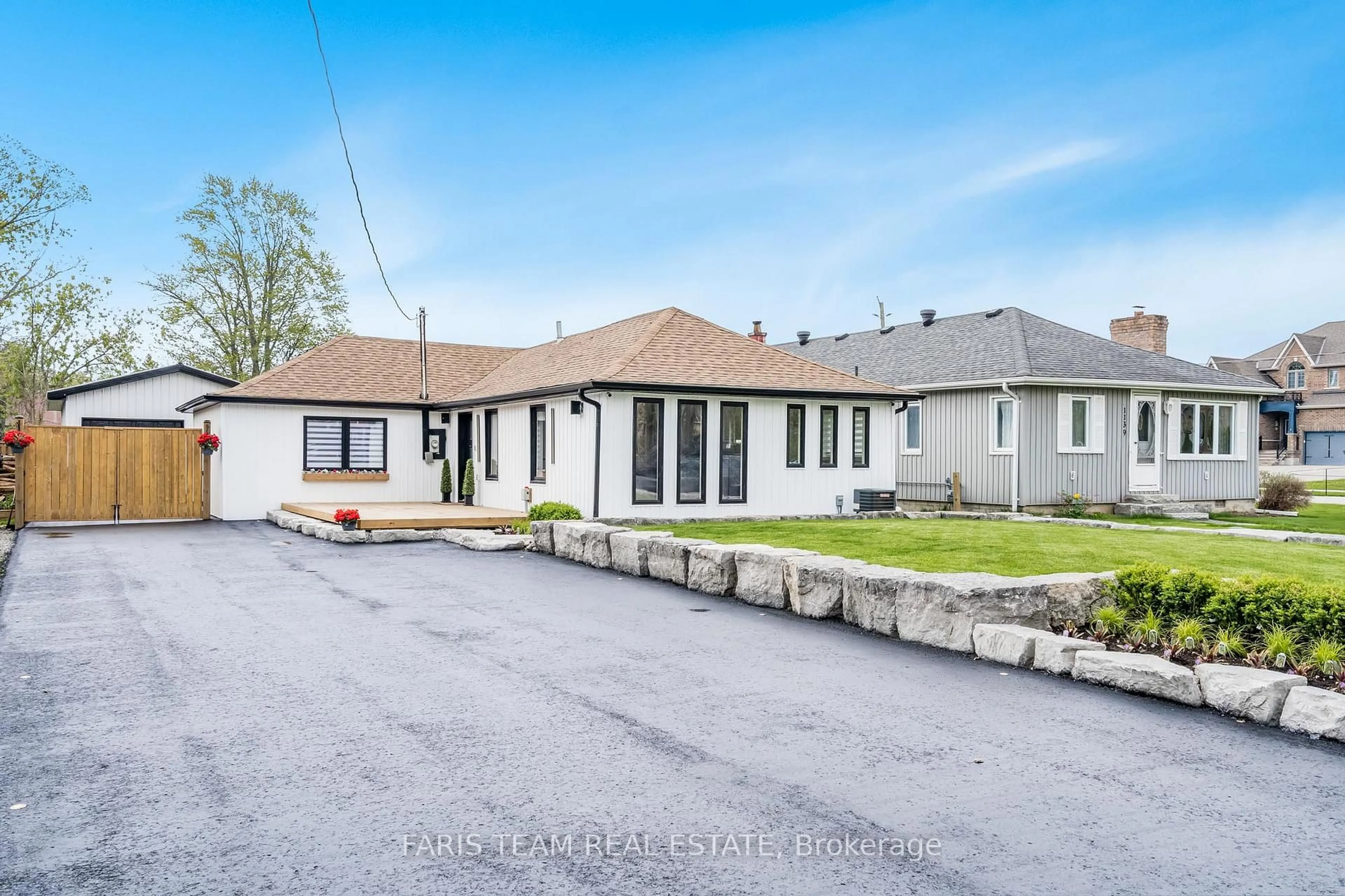 A pic from outside/outdoor area/front of a property/back of a property/a pic from drone, street for 1135 Poplar Dr, Innisfil Ontario L0L 1R0