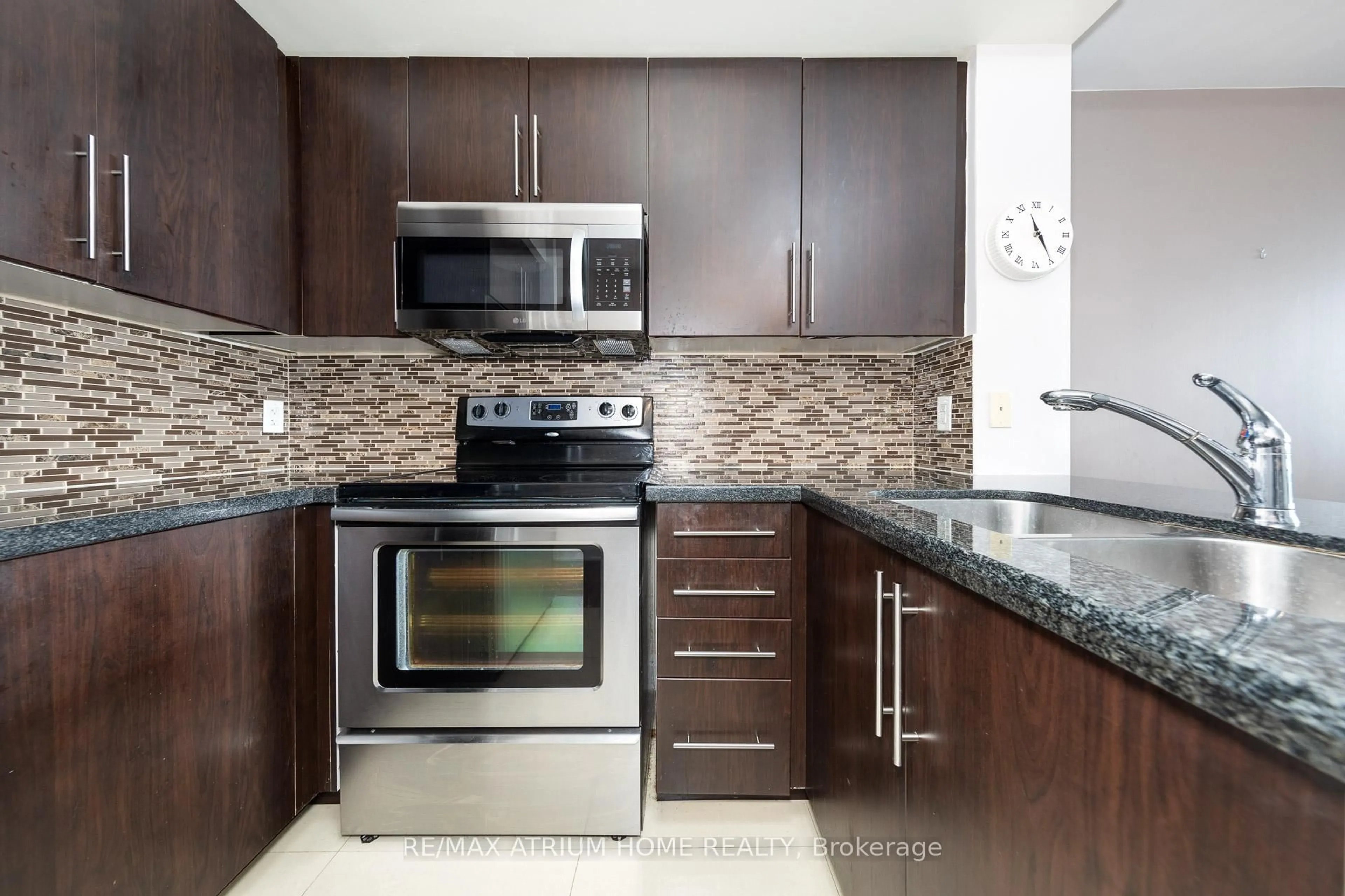 Standard kitchen, ceramic/tile floor for 20 North Park Rd #1707, Vaughan Ontario L4J 0G7