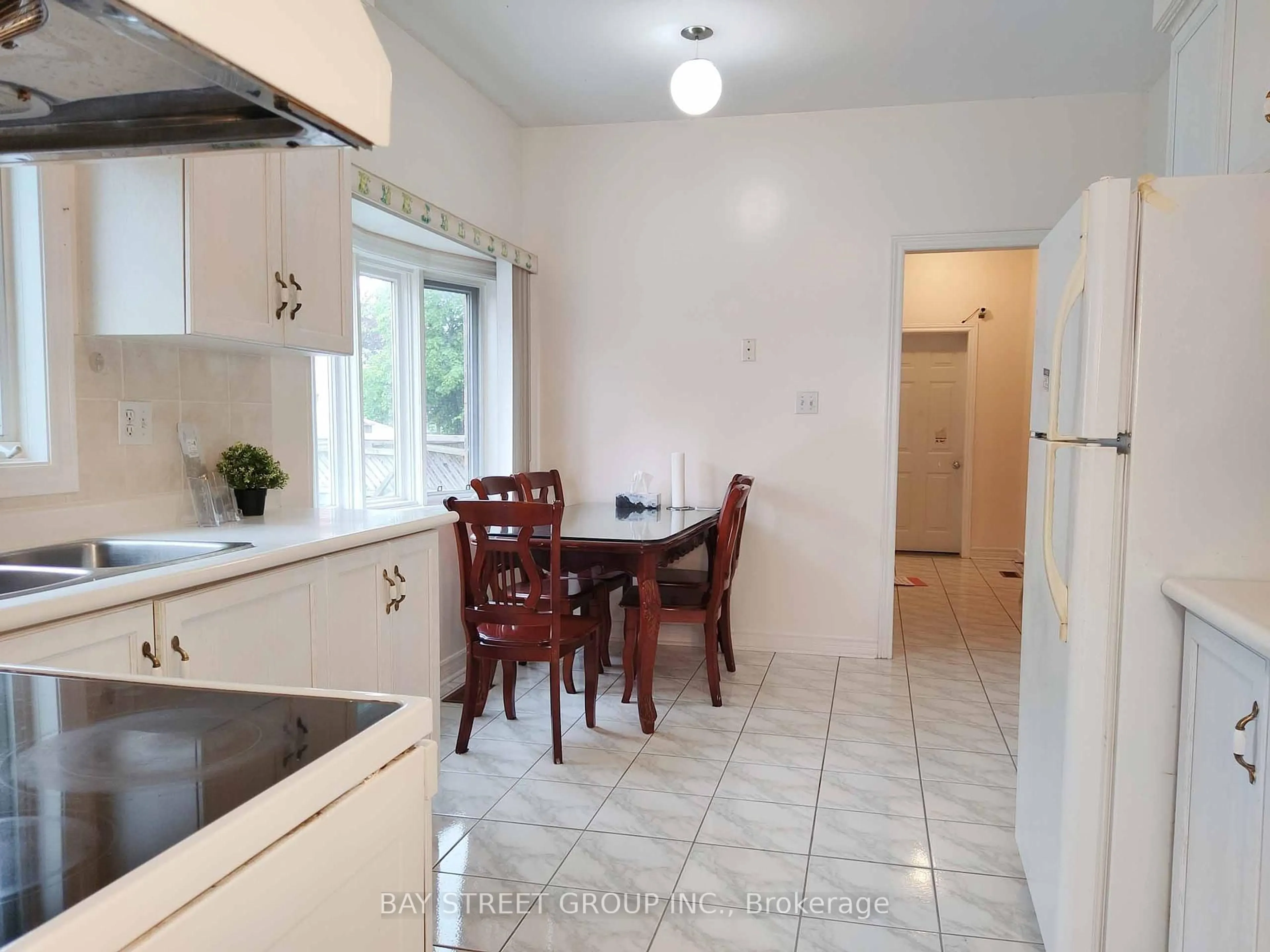 Standard kitchen, ceramic/tile floor for 76 Greensboro Dr, Markham Ontario L3R 0V5