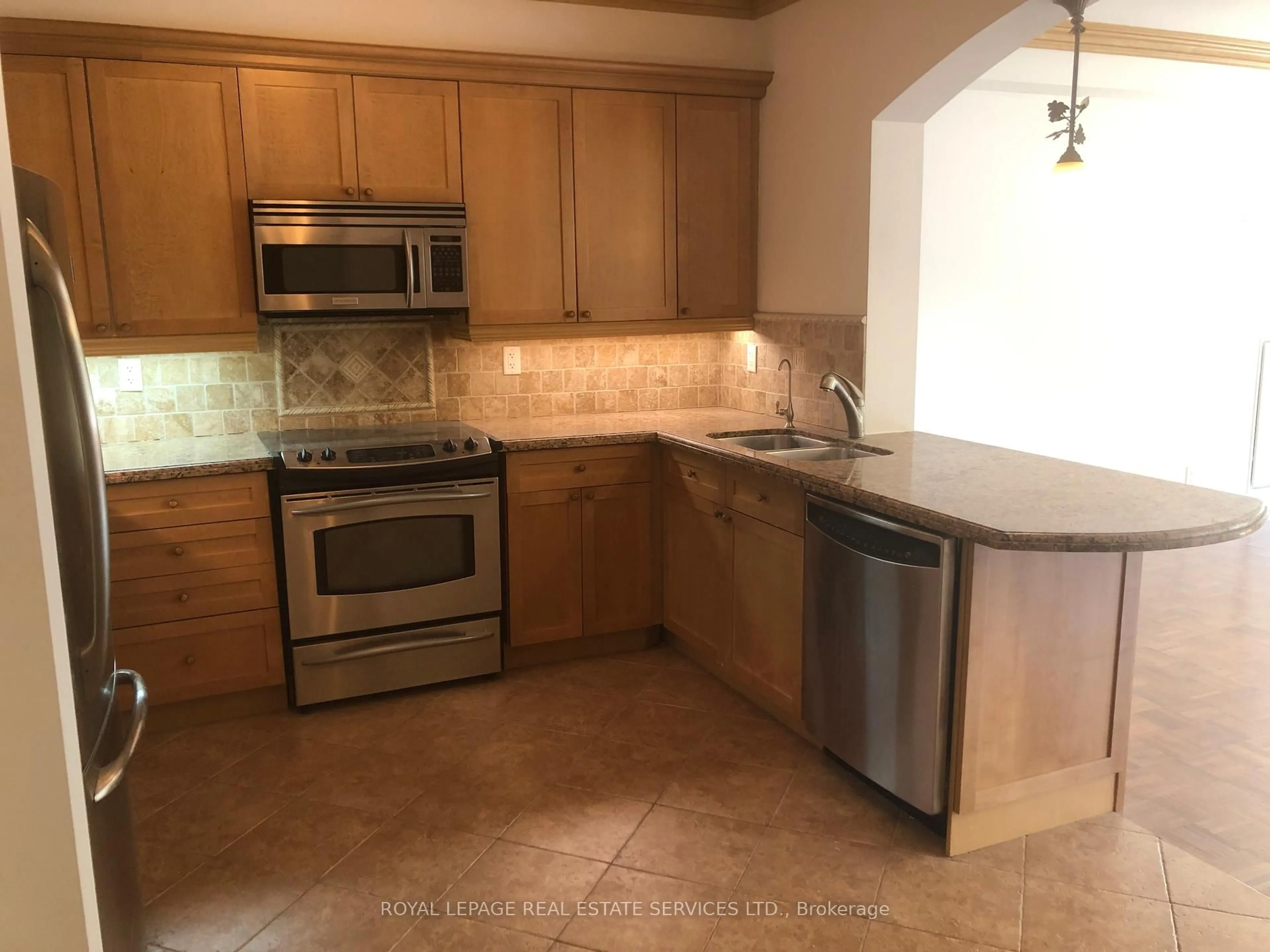 Standard kitchen, ceramic/tile floor for 9519 Keele St #109, Vaughan Ontario L6A 4A2